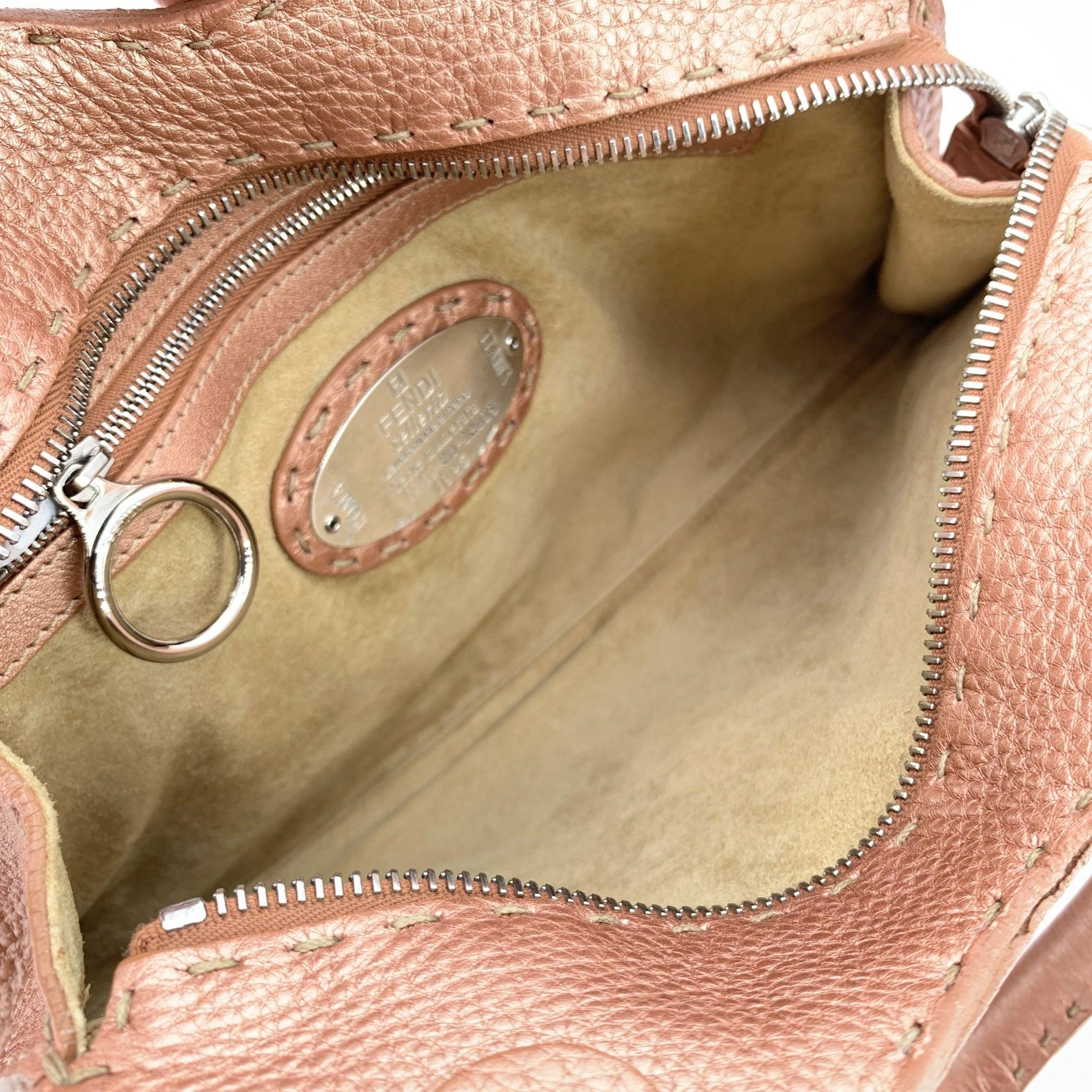 Donna Borsa Hobo Devil di Fendi in pelle metallizzata rosa rosato in vendita