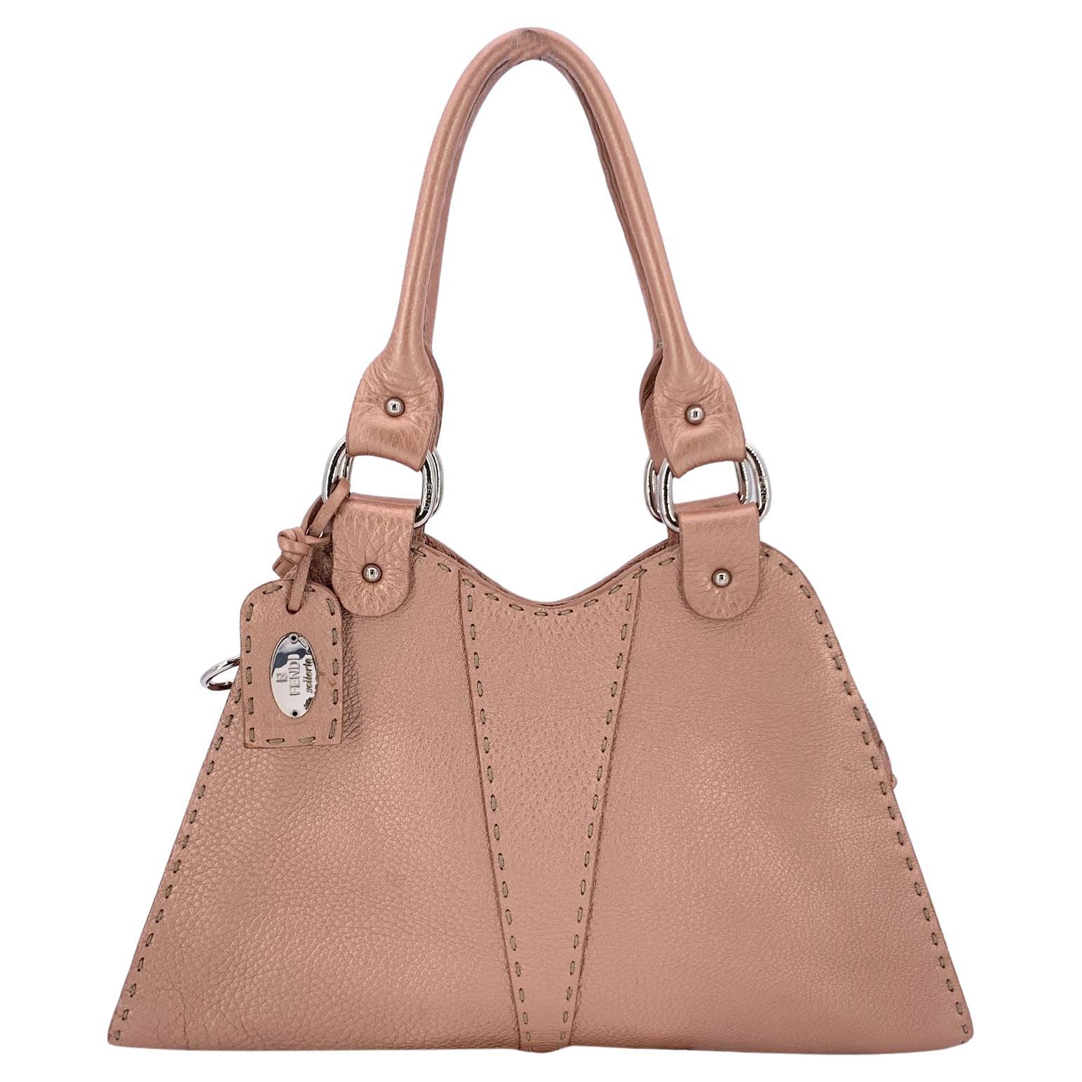 Borsa Hobo Devil di Fendi in pelle metallizzata rosa rosato