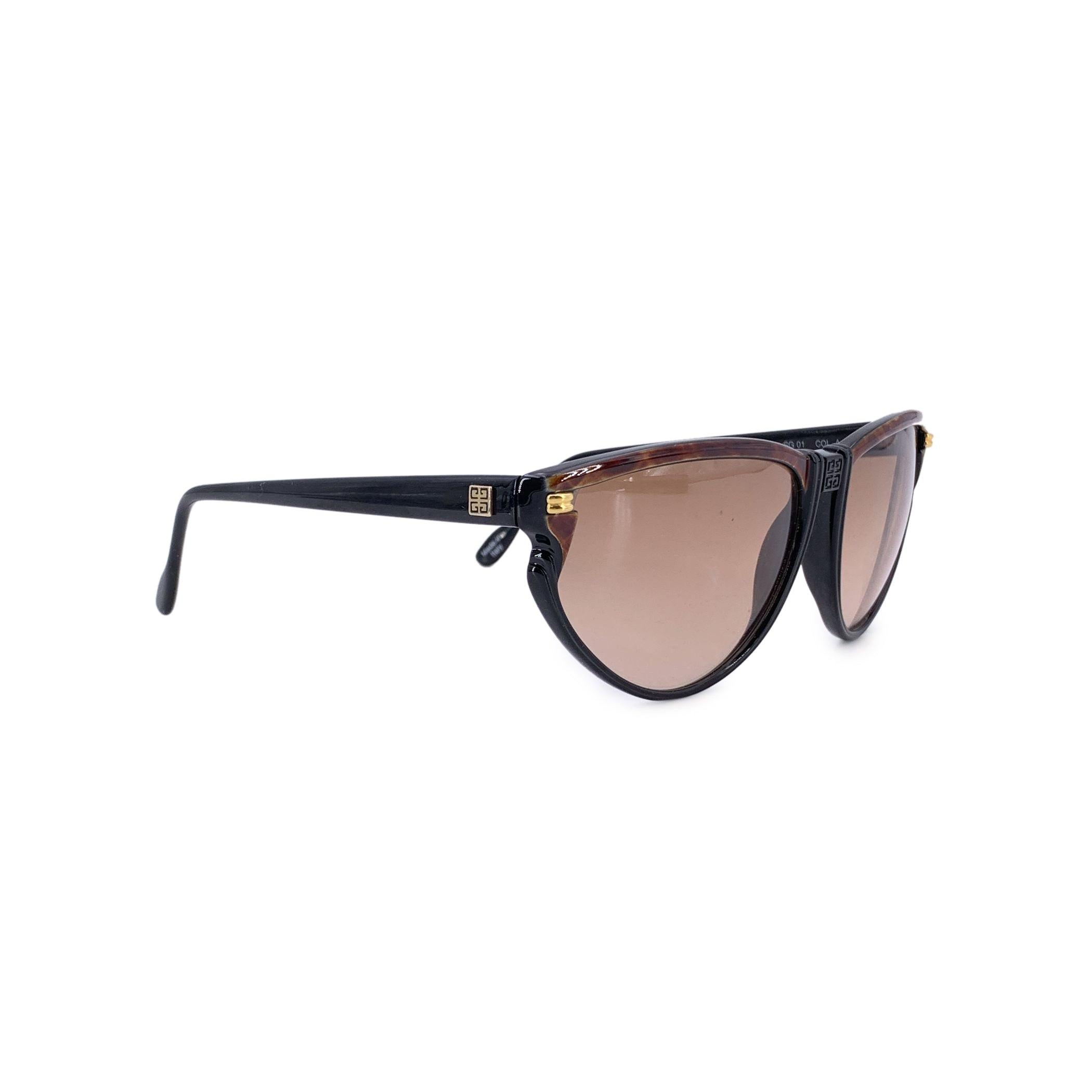 Véritable joyau de l'âge d'or du glamour, ces lunettes de soleil originales Givenchy des années 1980 - modèle SG01 - COL A - sont l'incarnation de l'élégance vintage avec une audacieuse touche parisienne. Dotée d'une silhouette œil de chat chic, la