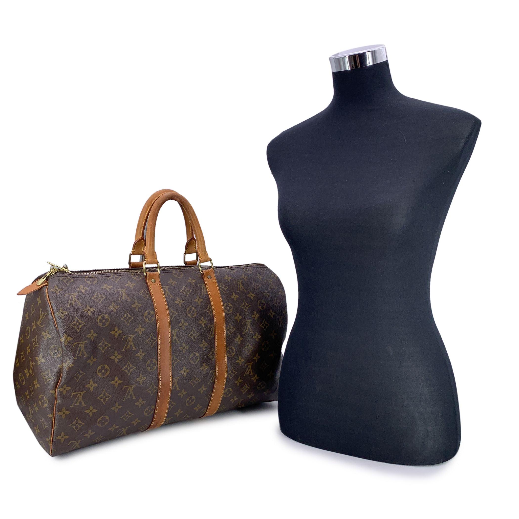 Die Louis Vuitton Speedy 35 aus Monogram Canvas ist eine zeitlose und kultige Handtasche, die für ihr elegantes Design und ihre praktische Größe geschätzt wird. Sie ist aus dem für Louis Vuitton charakteristischen braunen, beschichteten Canvas