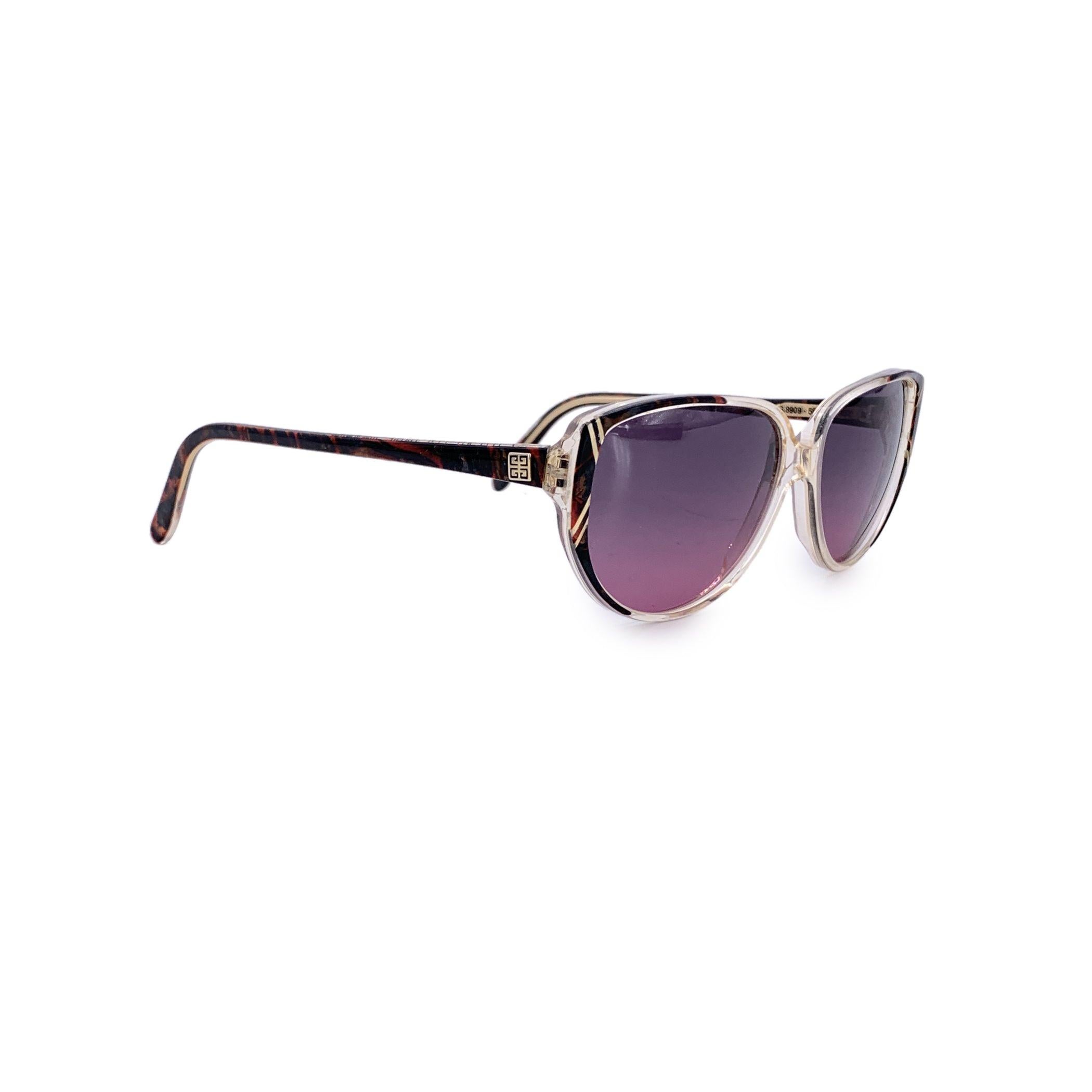 Vero gioiello dell'epoca d'oro del glamour, questi occhiali da sole Givenchy originali degli anni '80 - modello G8909 - sono l'incarnazione dell'eleganza vintage con un audace tocco parigino. Caratterizzata da un'elegante silhouette a occhi di