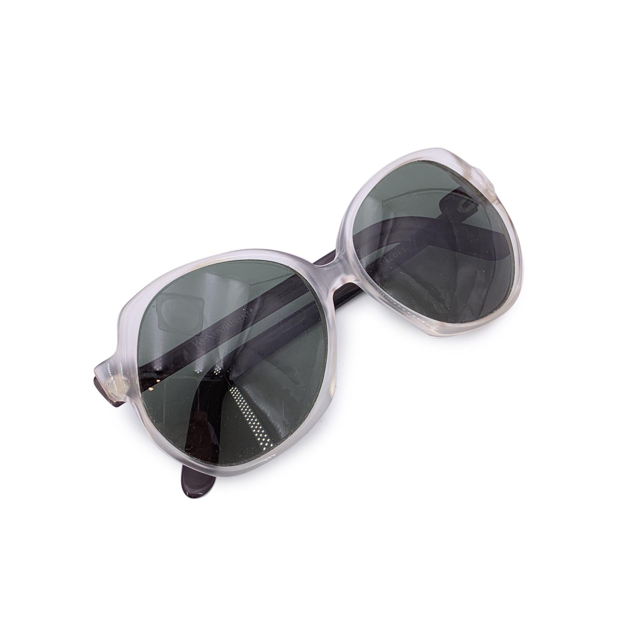 Un grazioso cenno alla raffinata eleganza della moda degli anni '80, questi occhiali da sole Yves Saint Laurent Vintage White Aloes sono un reperto raro e radioso. Realizzato in Francia e realizzato in plastica di alta qualità, il modello Aloes
