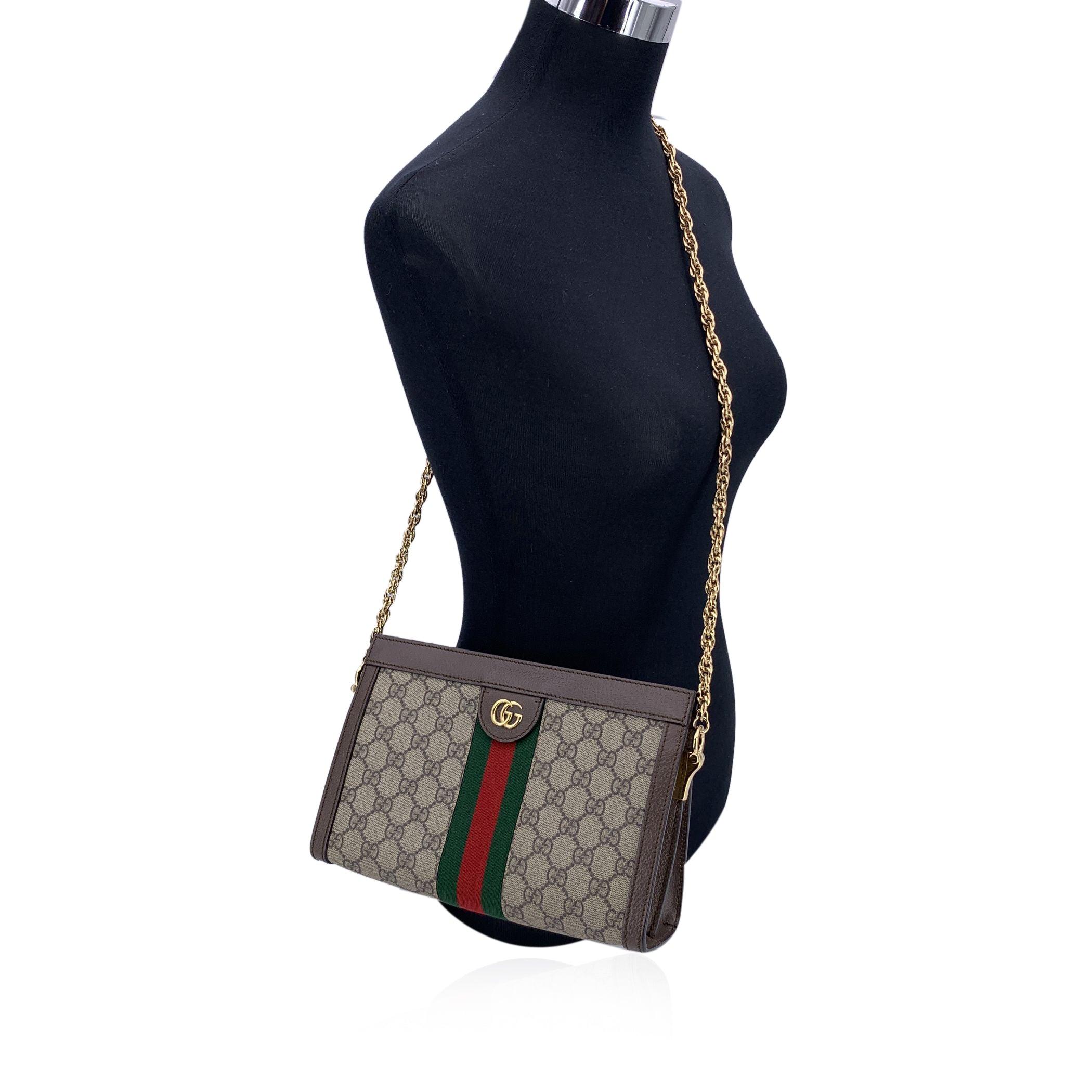 Tauchen Sie ein in die Welt von Gucci mit der Ophidia Shoulder Bag, einem exquisiten Stück aus der Cruise 2018 Kollektion, das mühelos Retro-Charme mit modernem Stil verbindet. Die Tasche ist aus beigem GG Supreme Monogram Canvas gefertigt und mit