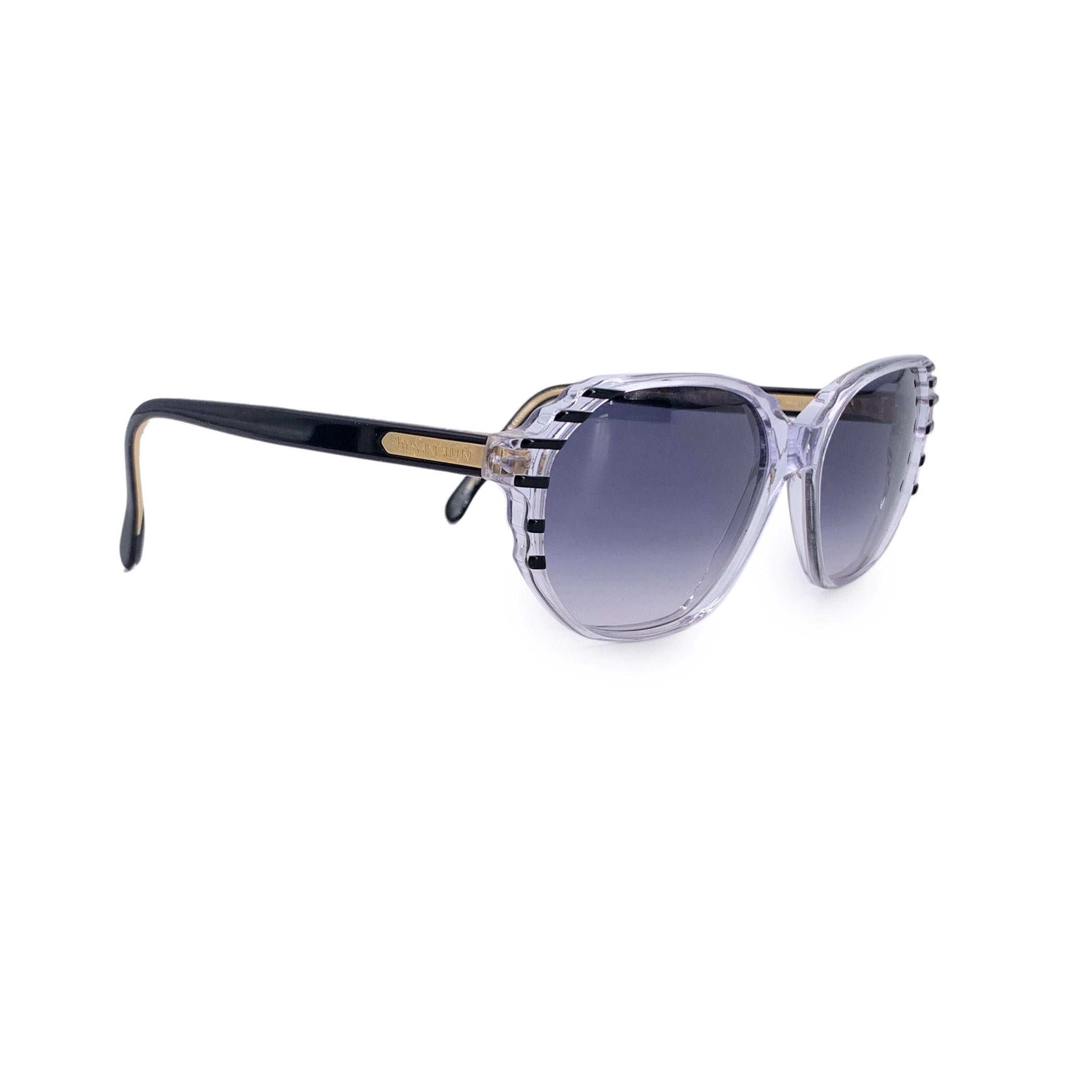 Frescas, esculturales y chic sin esfuerzo, estas gafas de sol Yves Saint Laurent Vintage Galatee blancas y negras son una pieza destacada del vibrante mundo de la moda de los años 80. Fabricado en Francia y elaborado con plástico de alta calidad,