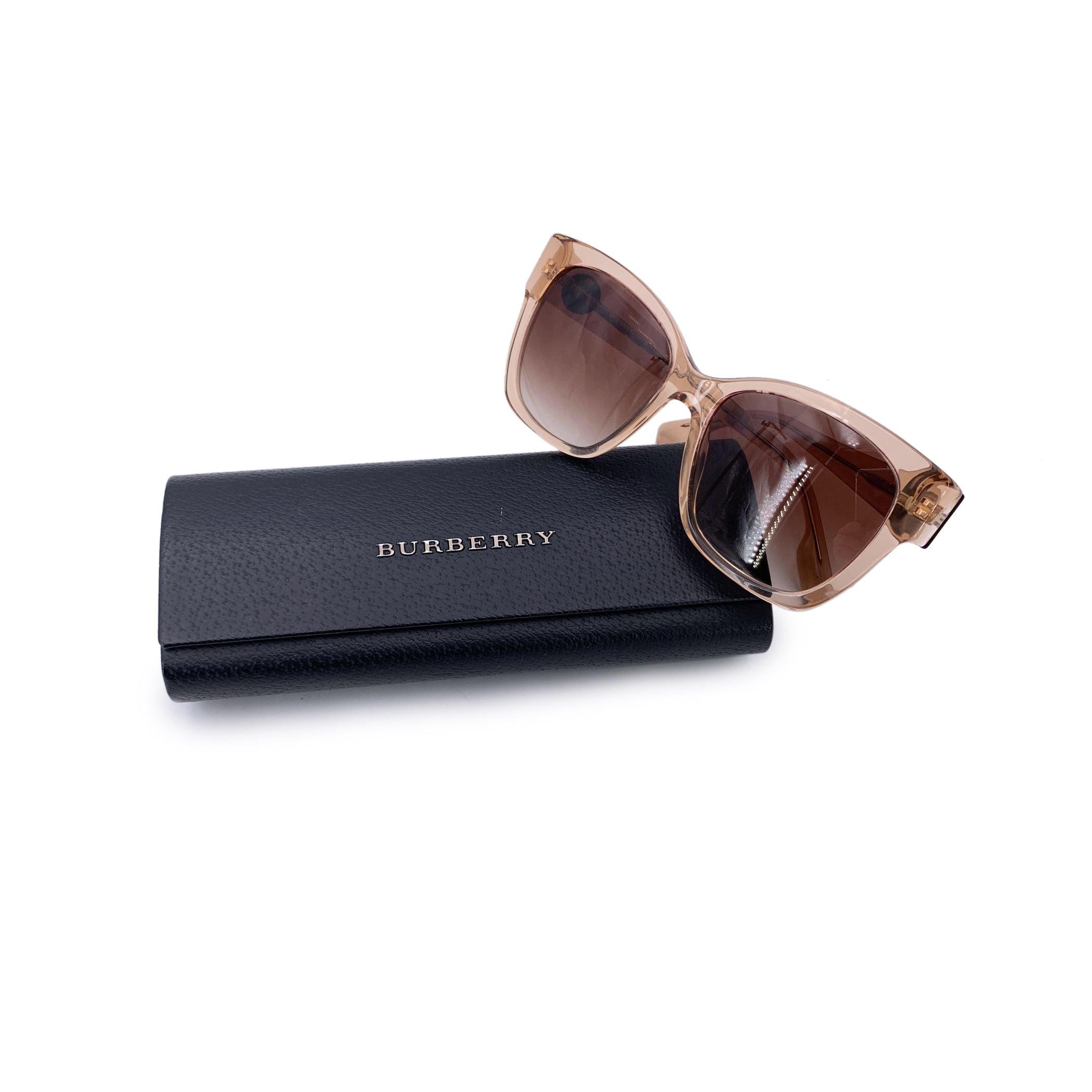Perfetto connubio tra tradizione britannica ed eleganza moderna, gli occhiali da sole Burberry BE 4345 'Ruth' sono un cenno senza tempo alla sobria raffinatezza. Con la loro elegante montatura quadrata classica in una morbida tonalità trasparente