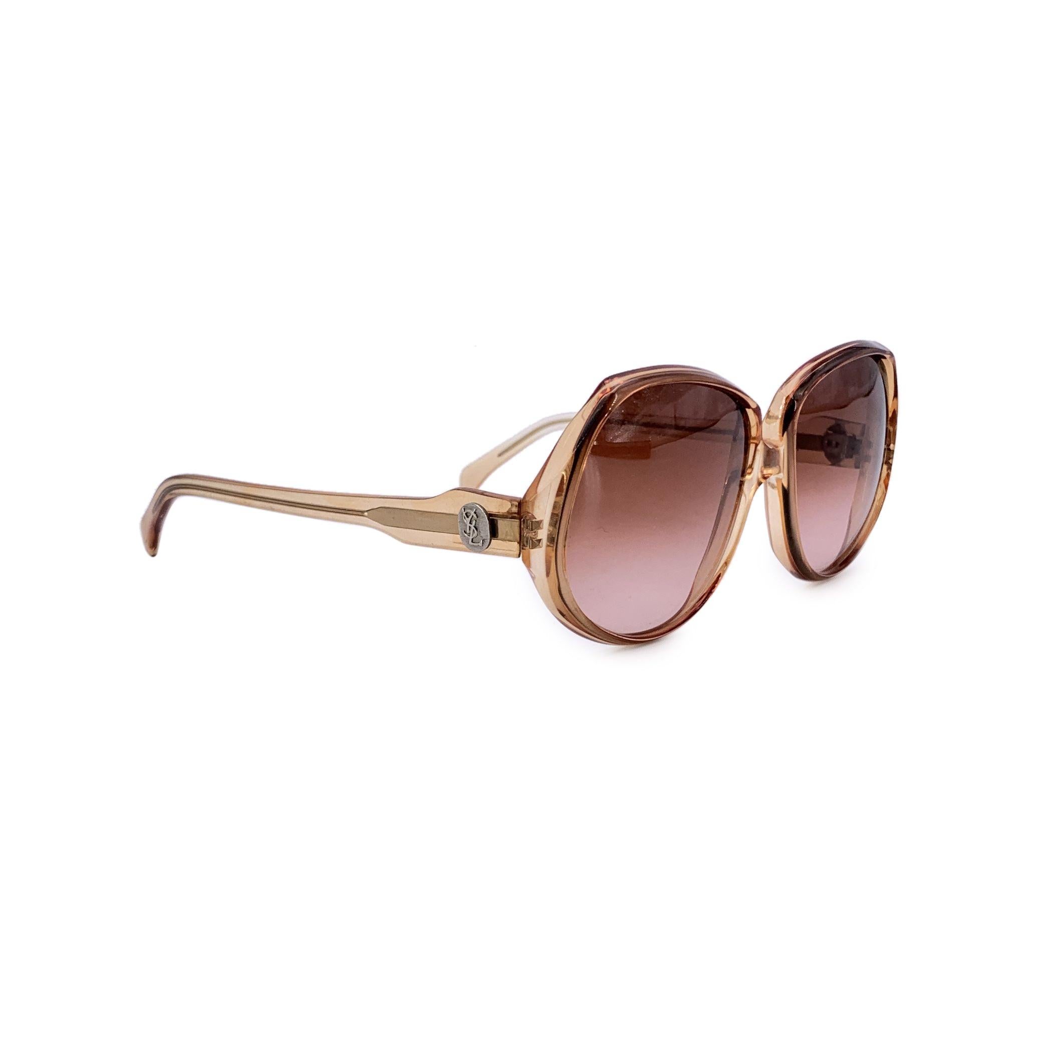 Estas gafas de sol vintage Yves Saint Laurent, modelo Delias (50/18), son una pieza atemporal de la época dorada de las gafas de diseño y ofrecen una elegancia discreta con un toque claramente francés. Fabricada en Francia, la montura presenta un