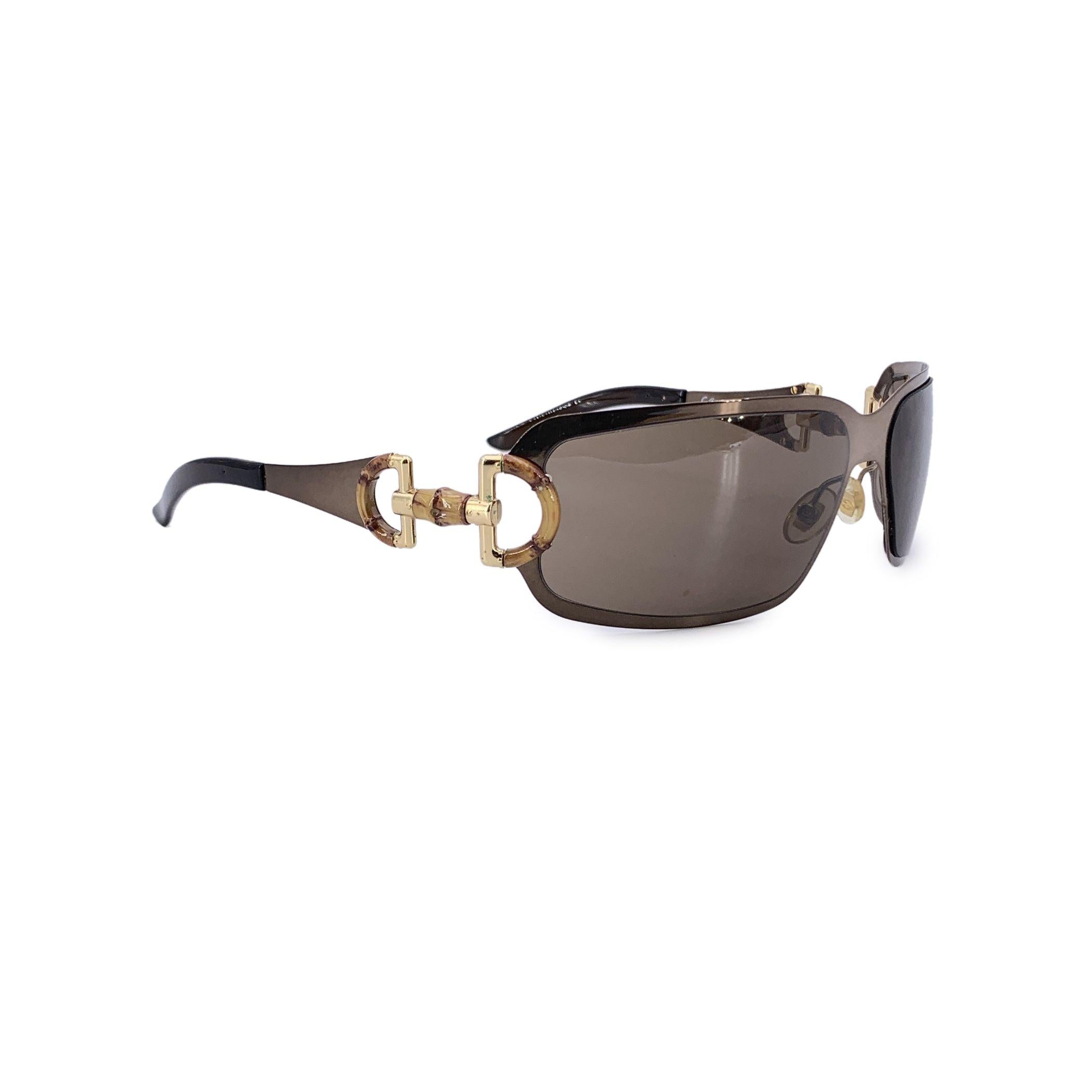 Entra in un momento di lusso vintage inondato di sole con questi rari occhiali da sole avvolgenti GG 2796 di Gucci, un mix unico di ispirazione naturale e design audace dei primi anni 2000. Con la loro caratteristica montatura marrone in stile