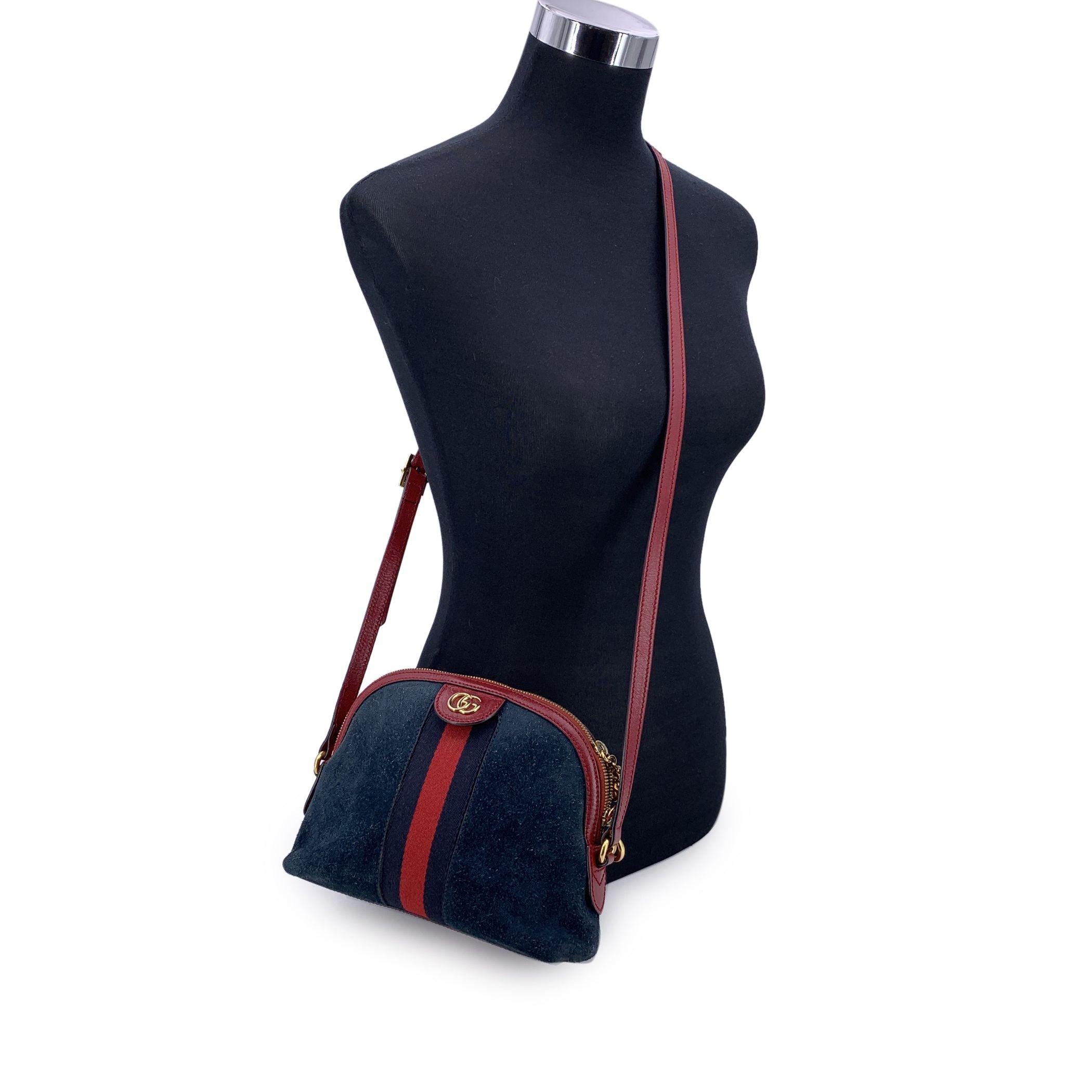 Un'anima vintage con un tocco moderno: questa borsa crossbody Ophidia Dome di Gucci è un'affascinante citazione del patrimonio della maison, rivisitata in un'audace colorazione. Realizzata in ricca pelle scamosciata blu con finiture e cinturino in