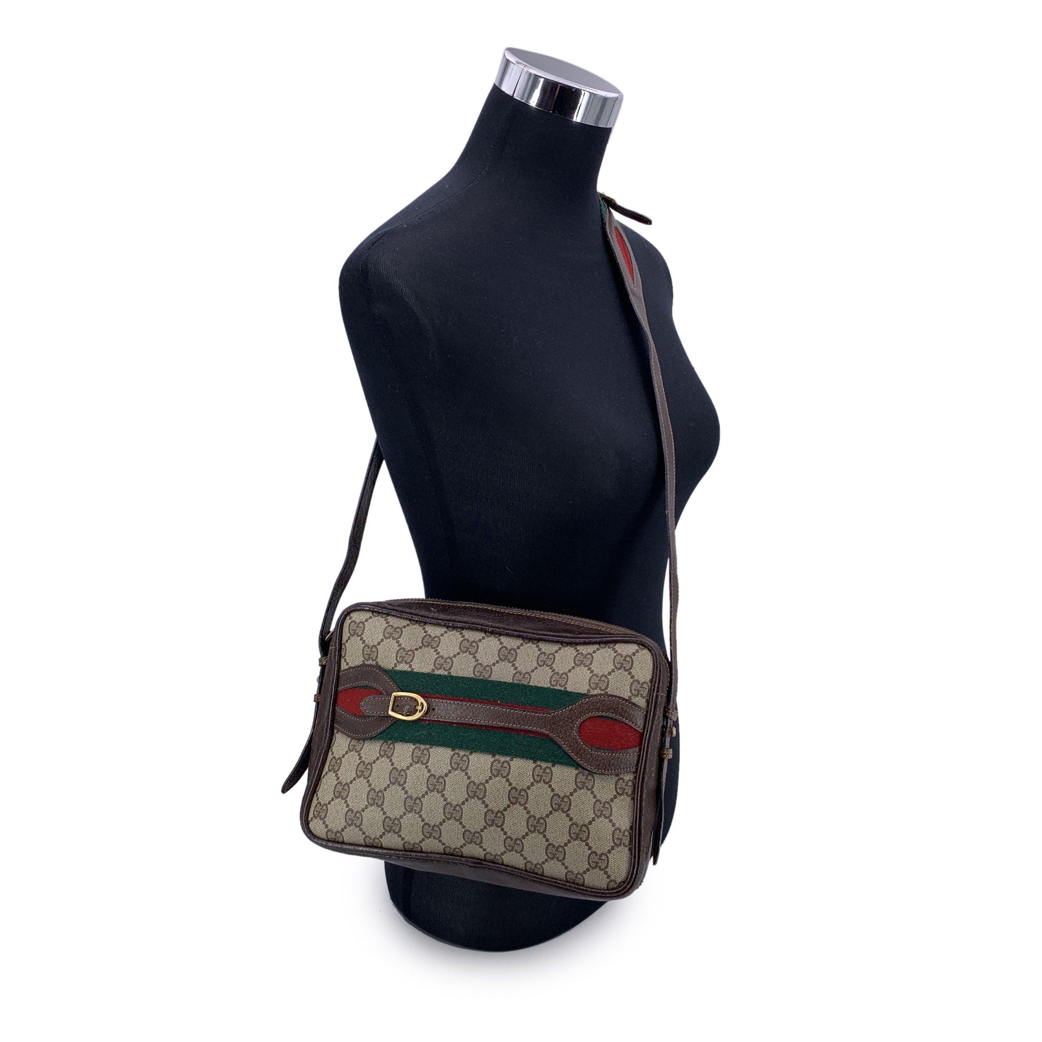 Versetzen Sie sich mit dieser exquisiten Vintage-Umhängetasche von Gucci in die Vergangenheit zurück - ein wahres Zeugnis für zeitlosen Stil und außergewöhnliche Handwerkskunst. Das in Italien gefertigte Modell besteht aus braunem Canvas mit