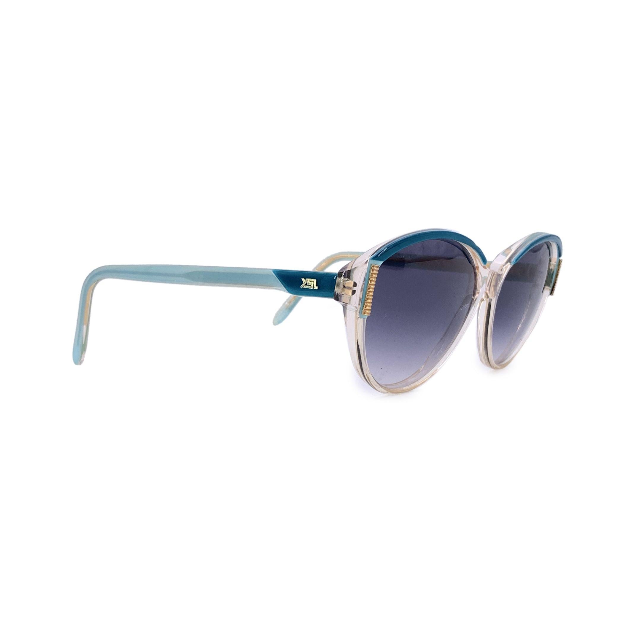 Atrevidas, juguetonas y chic sin esfuerzo, estas gafas de sol vintage de Yves Saint Laurent, modelo Antee, capturan la vibrante energía de la atrevida estética ochentera de YSL. Fabricada en Francia con un llamativo acetato turquesa, la montura