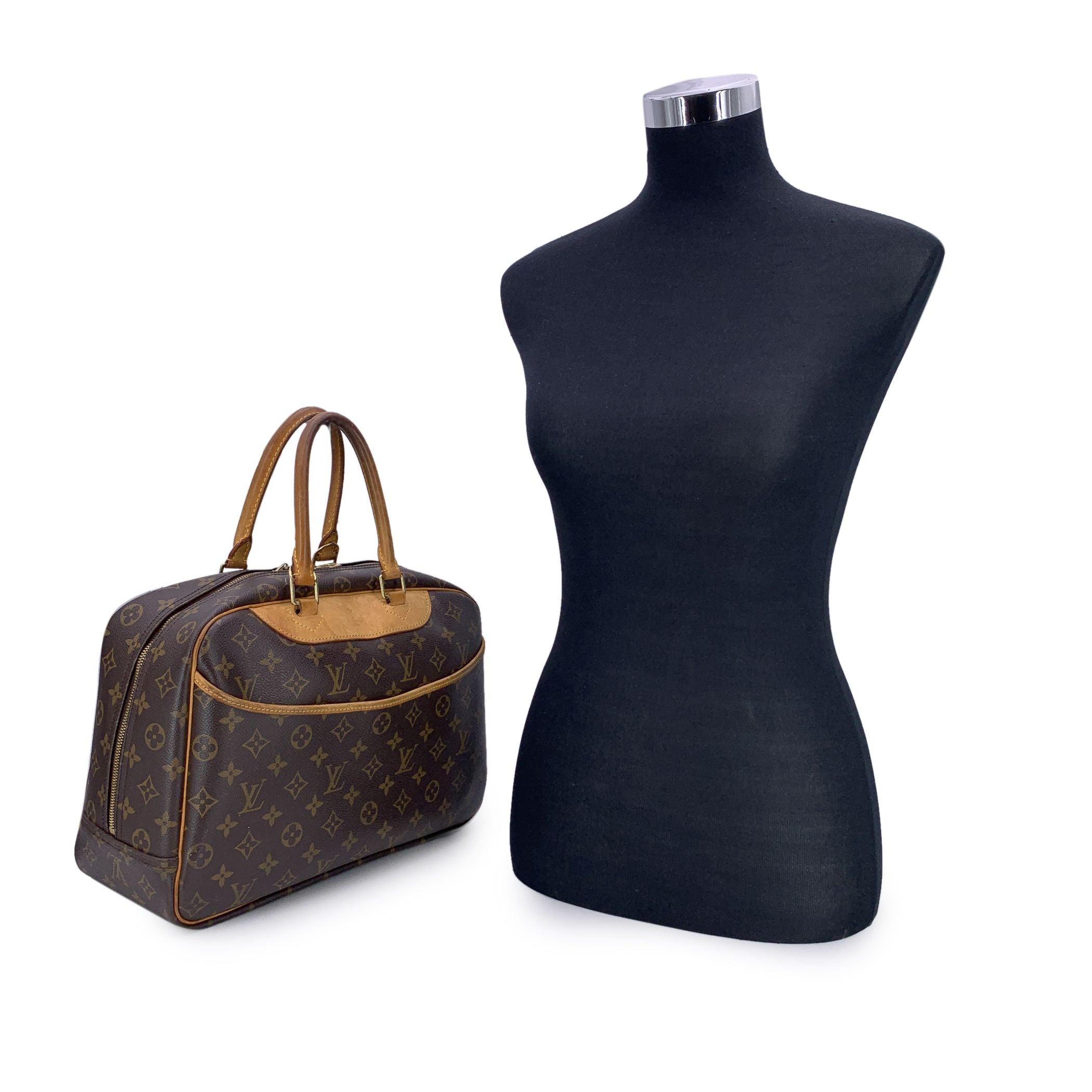 Une beauté née pour le voyage - Le Louis Vuitton Deauville Conçu à l'origine comme un vanity case pour les escapades élégantes, le Louis Vuitton Deauville est plus qu'un simple sac - c'est un emblème vintage de l'utilité chic. Confectionné dans la