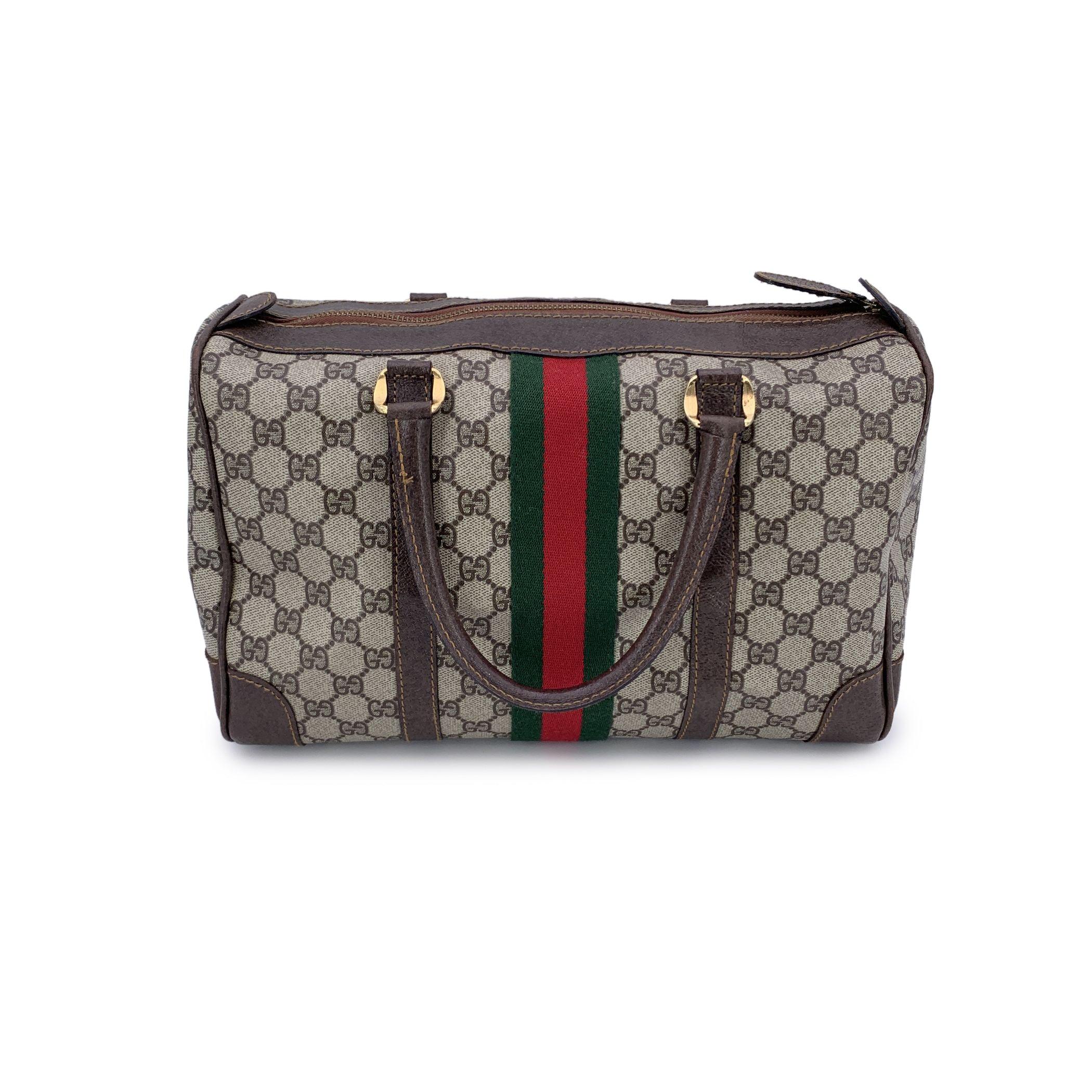 Entdecken Sie den Charme des klassischen Stils mit dieser Vintage Gucci Monogram Web Boston Bag. Diese Tasche aus strapazierfähigem beigem Canvas mit braunem Monogramm-Muster und den kultigen grün/rot/grünen Streifen strahlt zeitlose Eleganz aus.