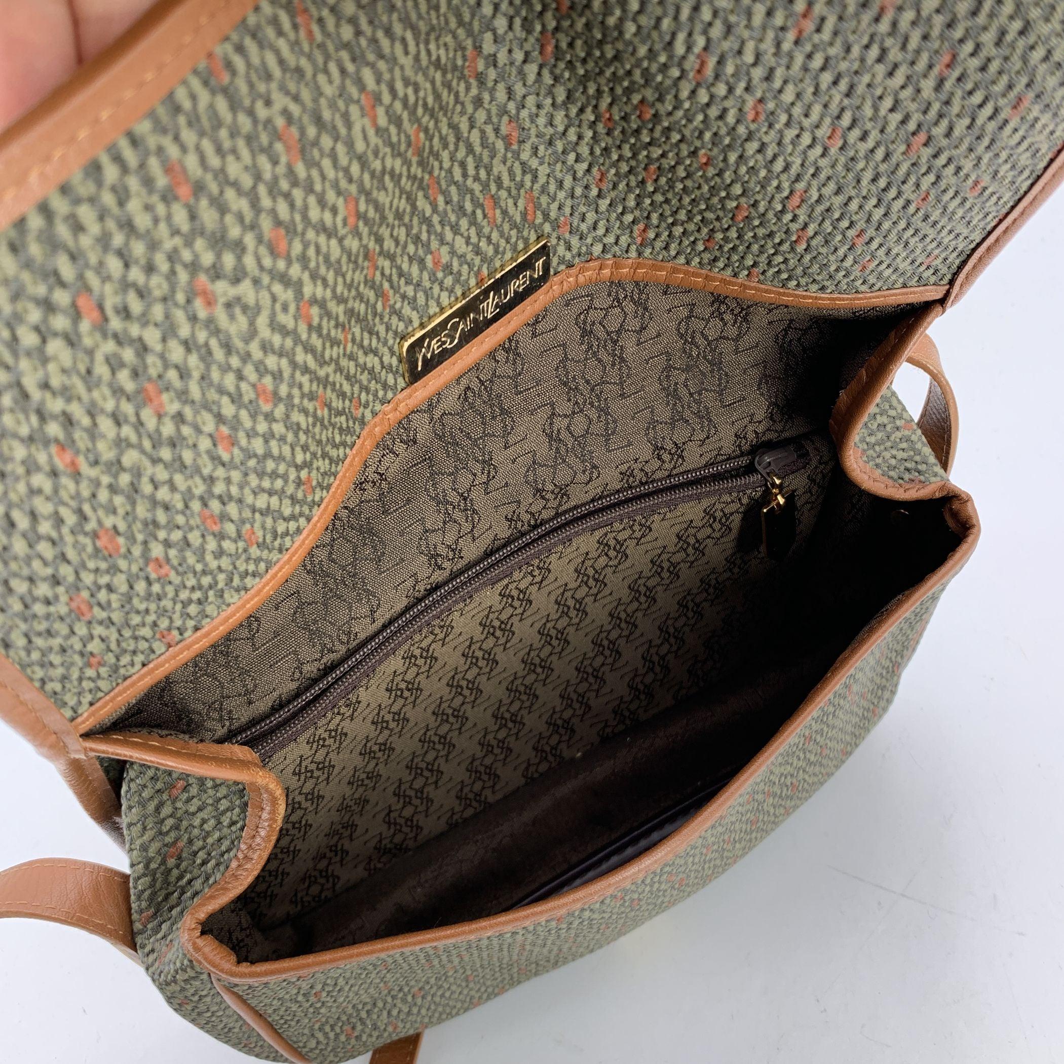 Yves Saint Laurent - Borsa a tracolla in vinile testurizzato verde militare beige In condizioni buone in vendita a Rome, Rome