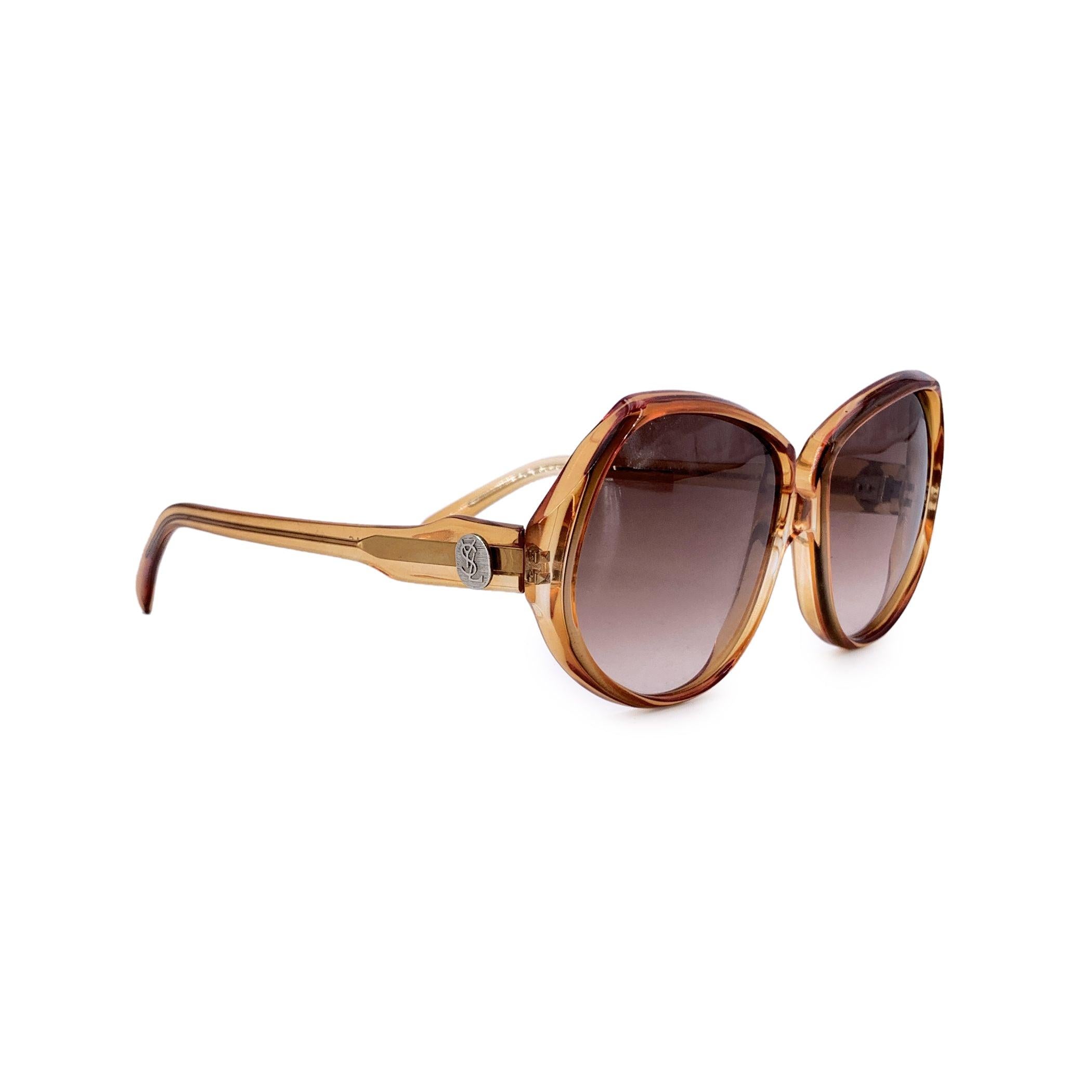 Estas gafas de sol vintage Yves Saint Laurent, modelo Delias (50/18), son una pieza atemporal de la época dorada de las gafas de diseño y ofrecen una elegancia discreta con un toque claramente francés. Fabricada en Francia, la montura presenta un