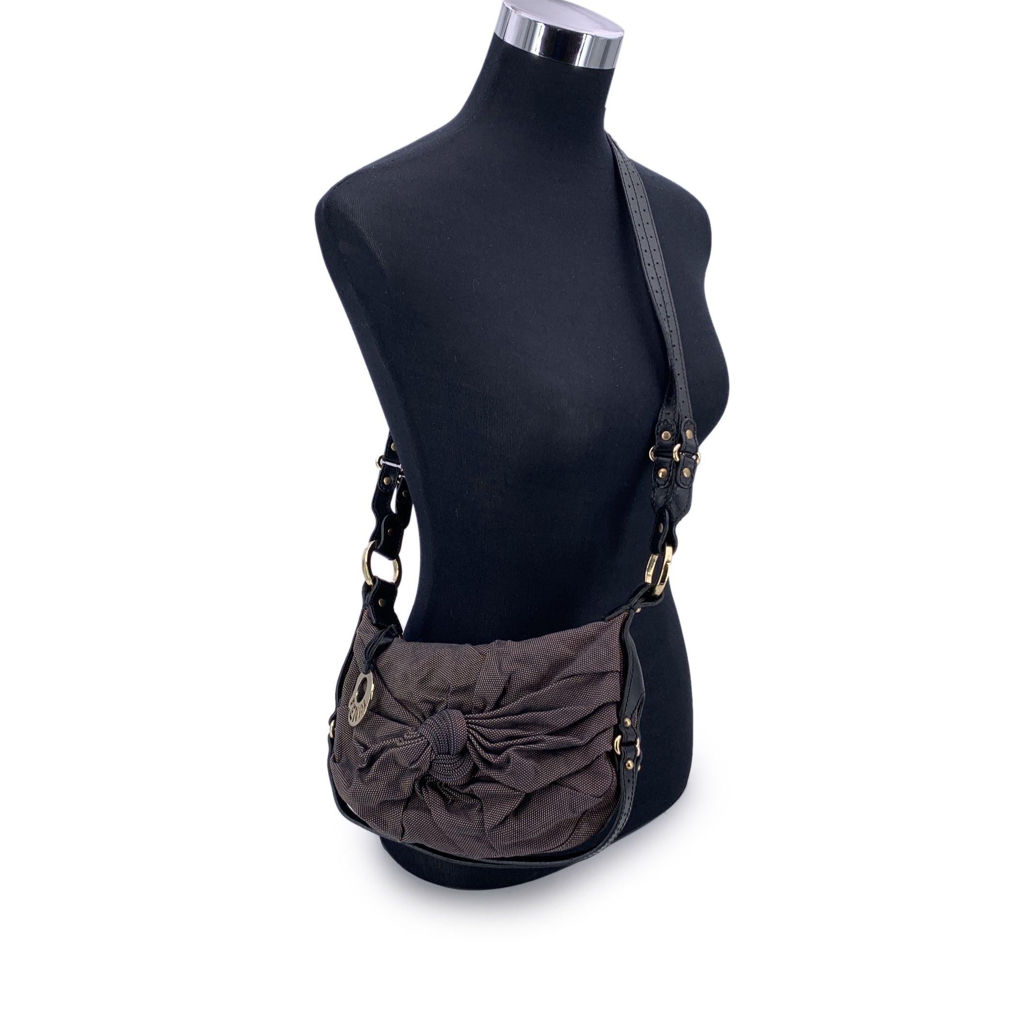 Mühelos elegant: Fendi Umhängetasche aus schwarzem und braunem Canvas mit Knoten Kühn und doch raffiniert: Die Fendi Umhängetasche aus schwarzem und braunem Canvas mit Knoten verbindet italienische Handwerkskunst mit zeitgenössischem Flair. Der