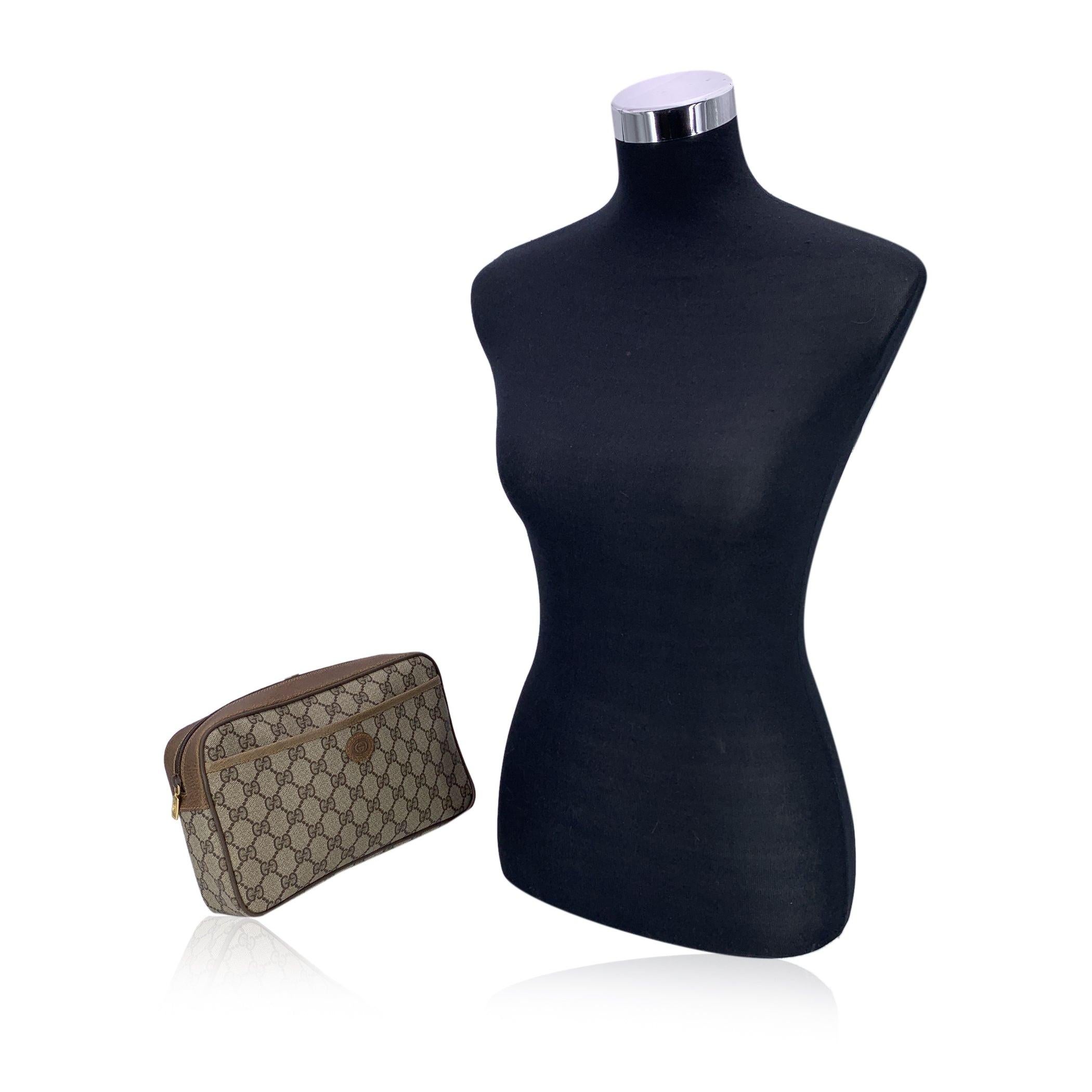 Vintage Charme: Gucci Beige Monogram Canvas Cosmetic Clutch Zeitlos schick und mühelos funktional, ist diese Gucci Vintage Cosmetic Bag Clutch eine schöne Anspielung auf die goldene Ära der Marke. Das Modell aus beigem Monogram-Canvas mit