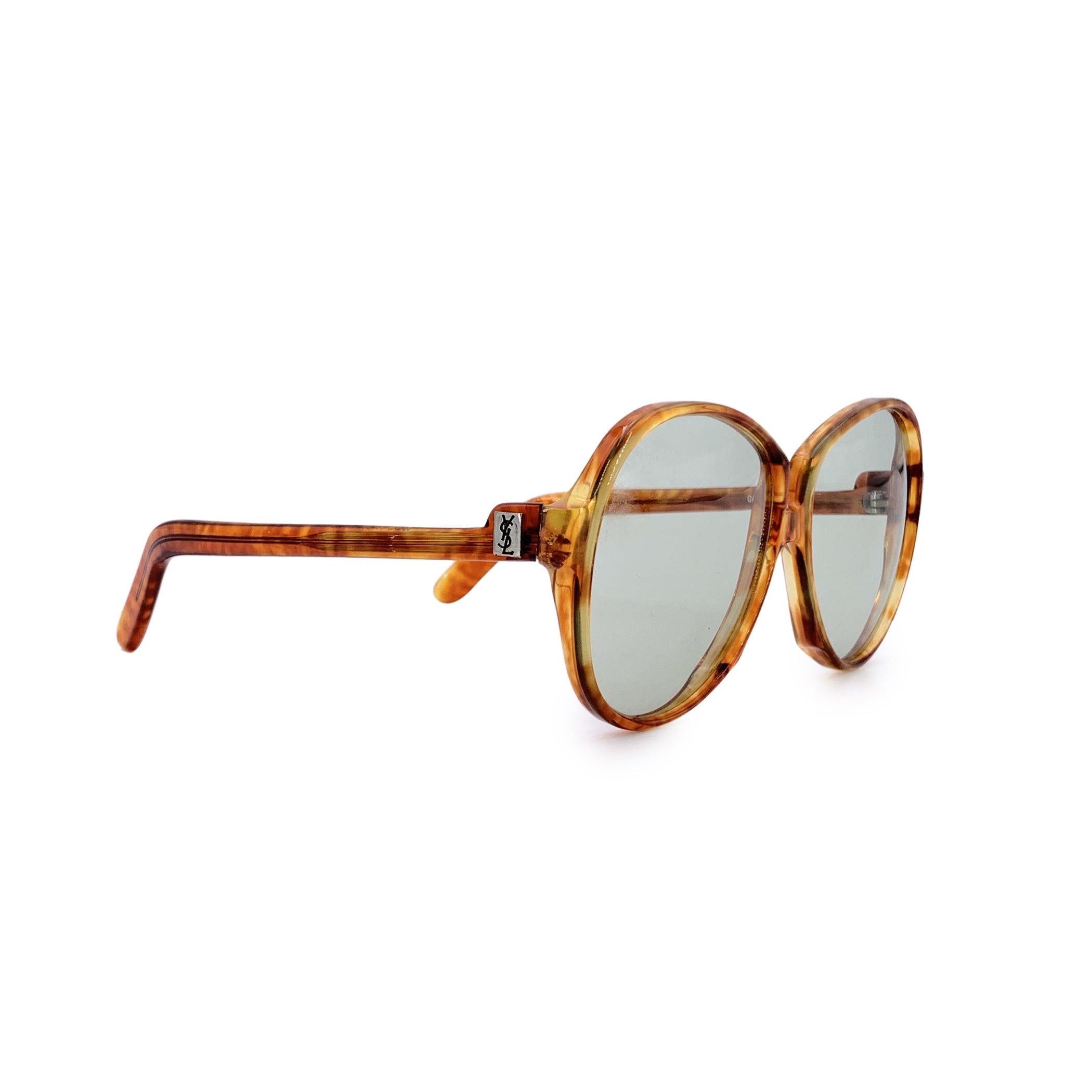 La musa atrevida: Gafas de sol vintage Yves Saint Laurent GAUDE de los años 80 Canaliza el intrépido espíritu de la alta costura de los años 80 con estas gafas de sol vintage Yves Saint Laurent GAUDE, una pieza única nacida en una época de glamour