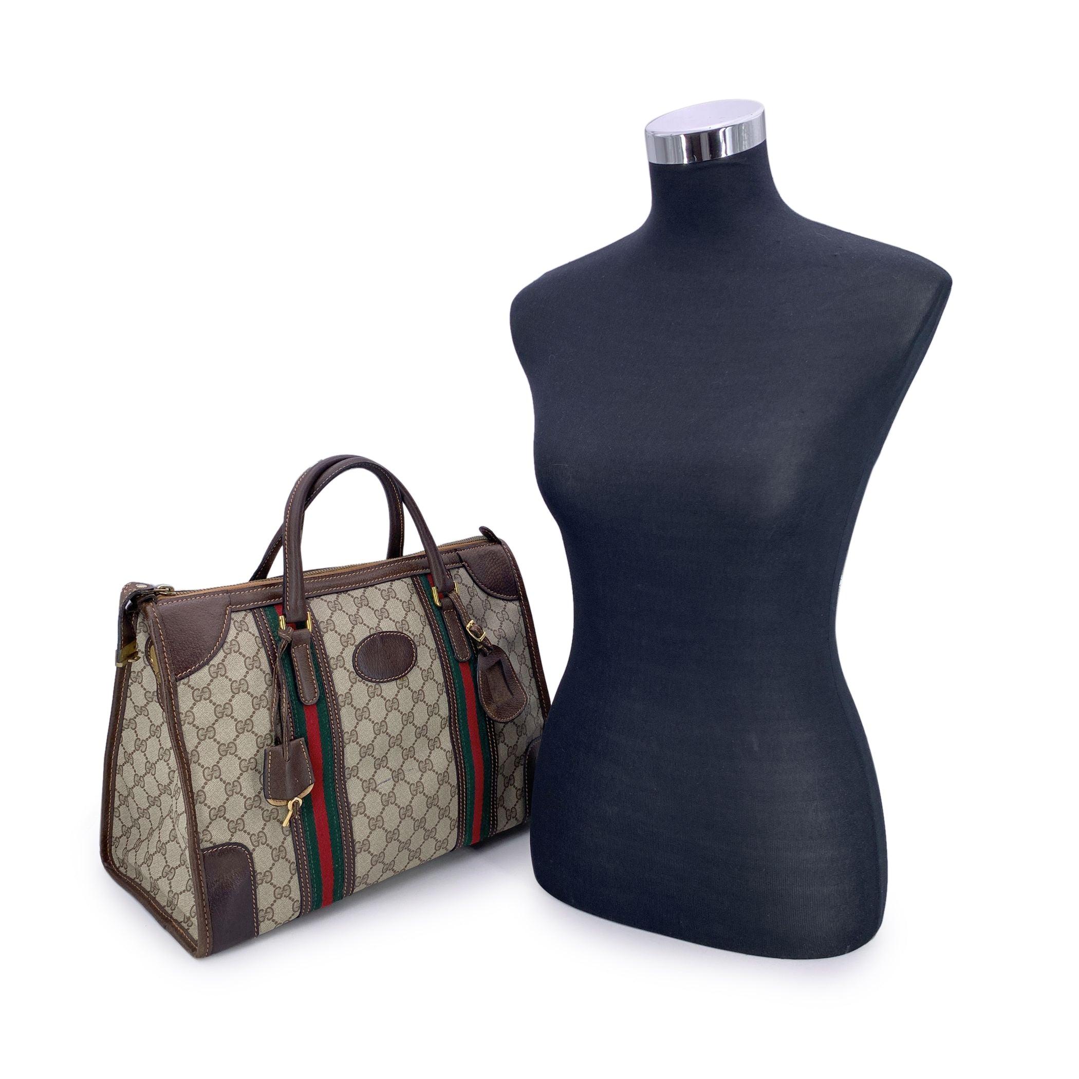 Diese wunderschöne Gucci-Tasche ist aus dem charakteristischen braunen Monogram-Canvas gefertigt und mit braunen Lederbesätzen und Griffen versehen. Die kultigen grün-rot-grünen Webstreifen sind sowohl auf der Vorder- als auch auf der Rückseite zu