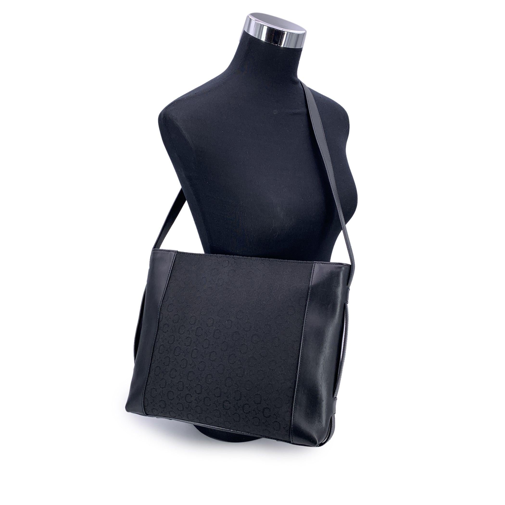 Élégant et intemporel, ce sac à bandoulière en toile C.I.C. noire de Celine est un clin d'œil raffiné aux motifs emblématiques de la marque. Fabriqué en Italie, il arbore le motif C et macadam distinctif sur une toile noire résistante, complété par