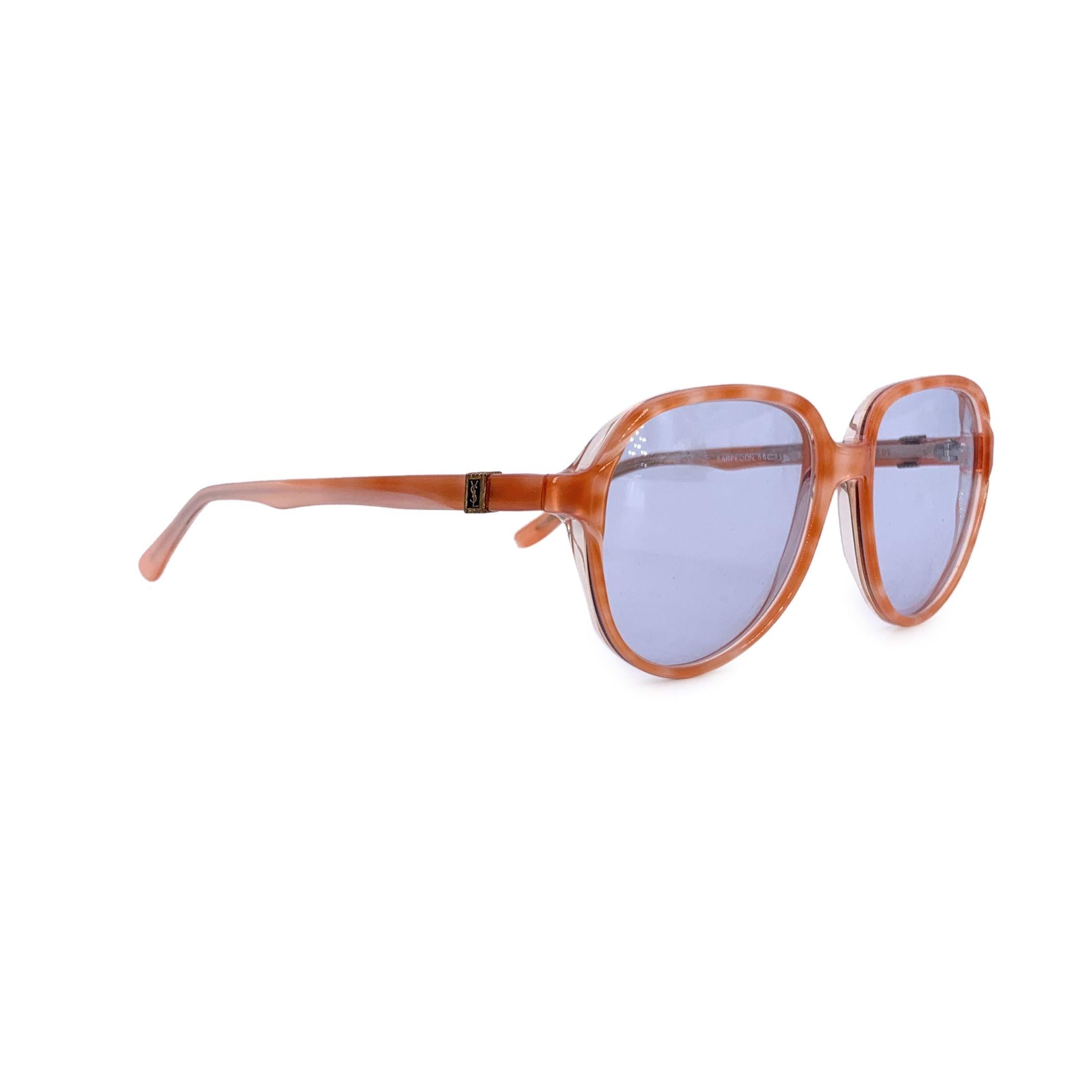 Estas gafas de sol vintage Yves Saint Laurent, modelo Sarpedon, impregnadas de un carácter atrevido y un estilo francés sin esfuerzo, son una reliquia sorprendente del diseño vanguardista. La destacada montura de acetato naranja captura el espíritu