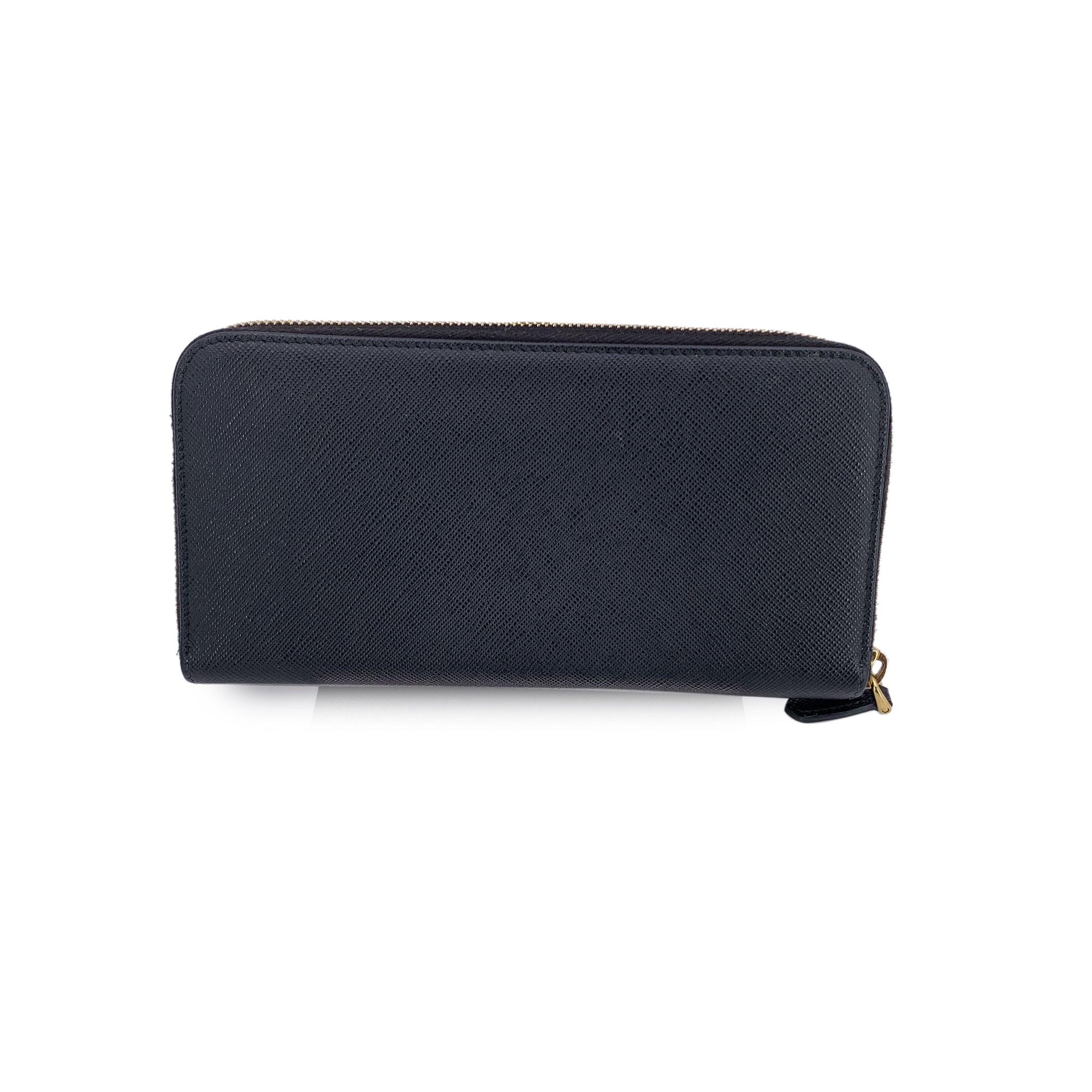 Nero Portafoglio Zippy continentale in pelle saffiano nera di Prada 1ML506 in vendita