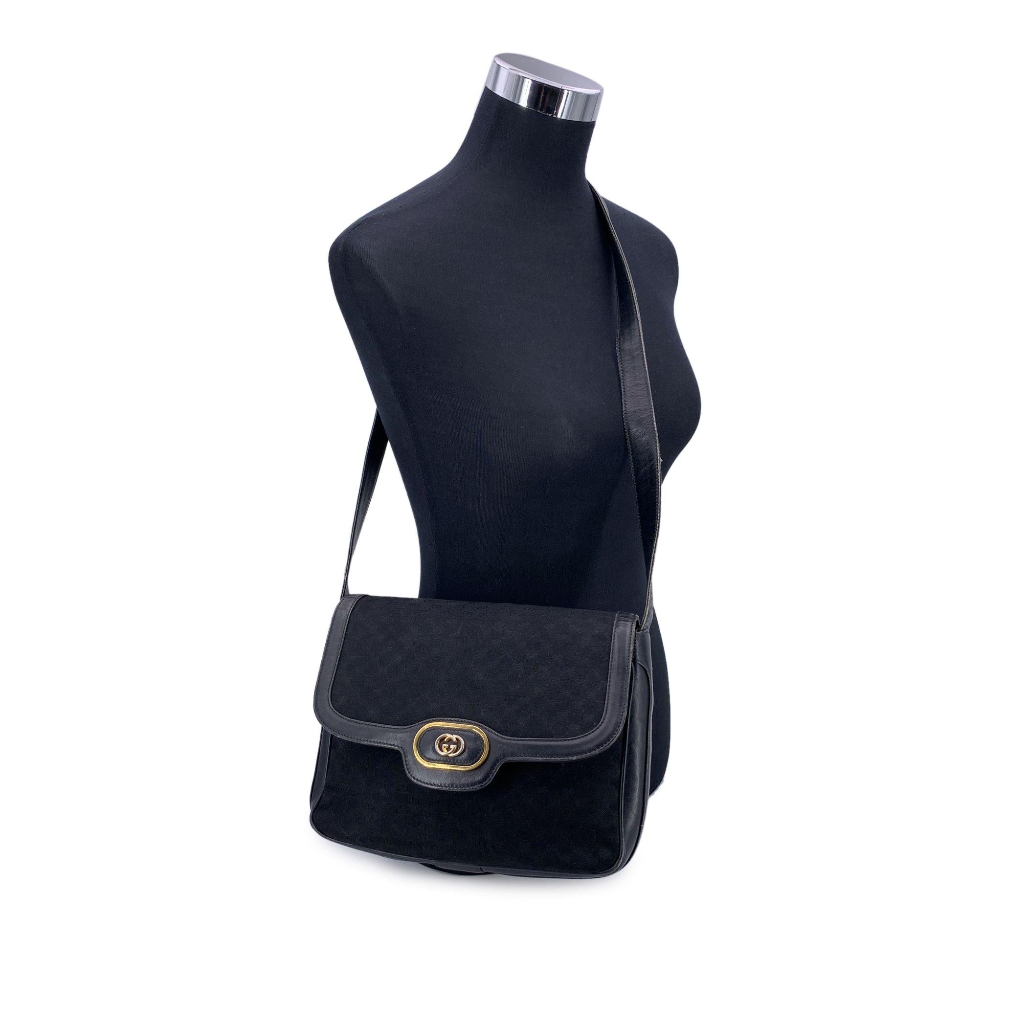 Classique Cool : Sac à bandoulière Vintage Gucci Black Monogram Canvas Ce sac à bandoulière Vintage Gucci est un exemple élégant de design italien intemporel, alliant luxe subtil et élégance quotidienne. Confectionné en toile monogramme noire avec
