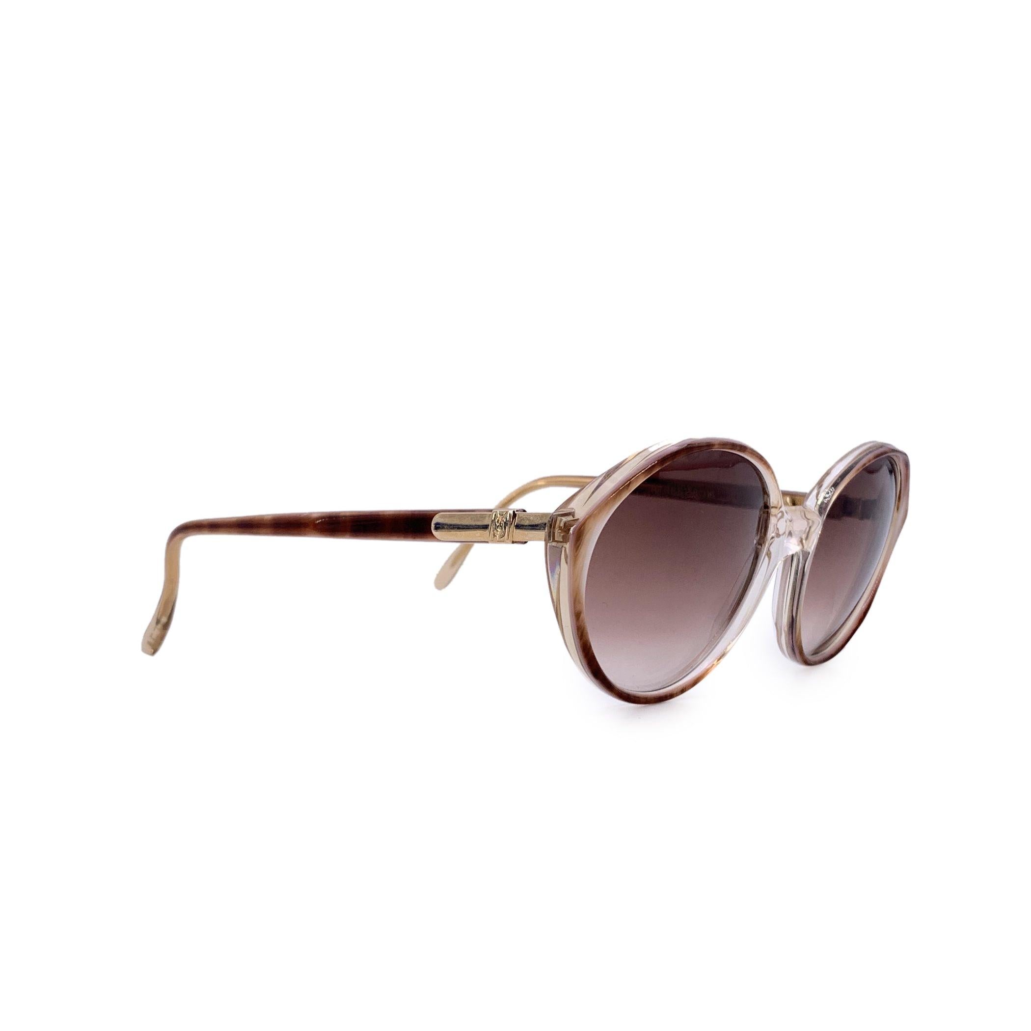Adopta la refinada elegancia de las gafas de los años 80 con estas gafas de sol vintage Yves Saint Laurent, modelo ATREE (58/16), una pieza rara y bellamente conservada que captura el sofisticado glamour de la época. Fabricado en Francia, este