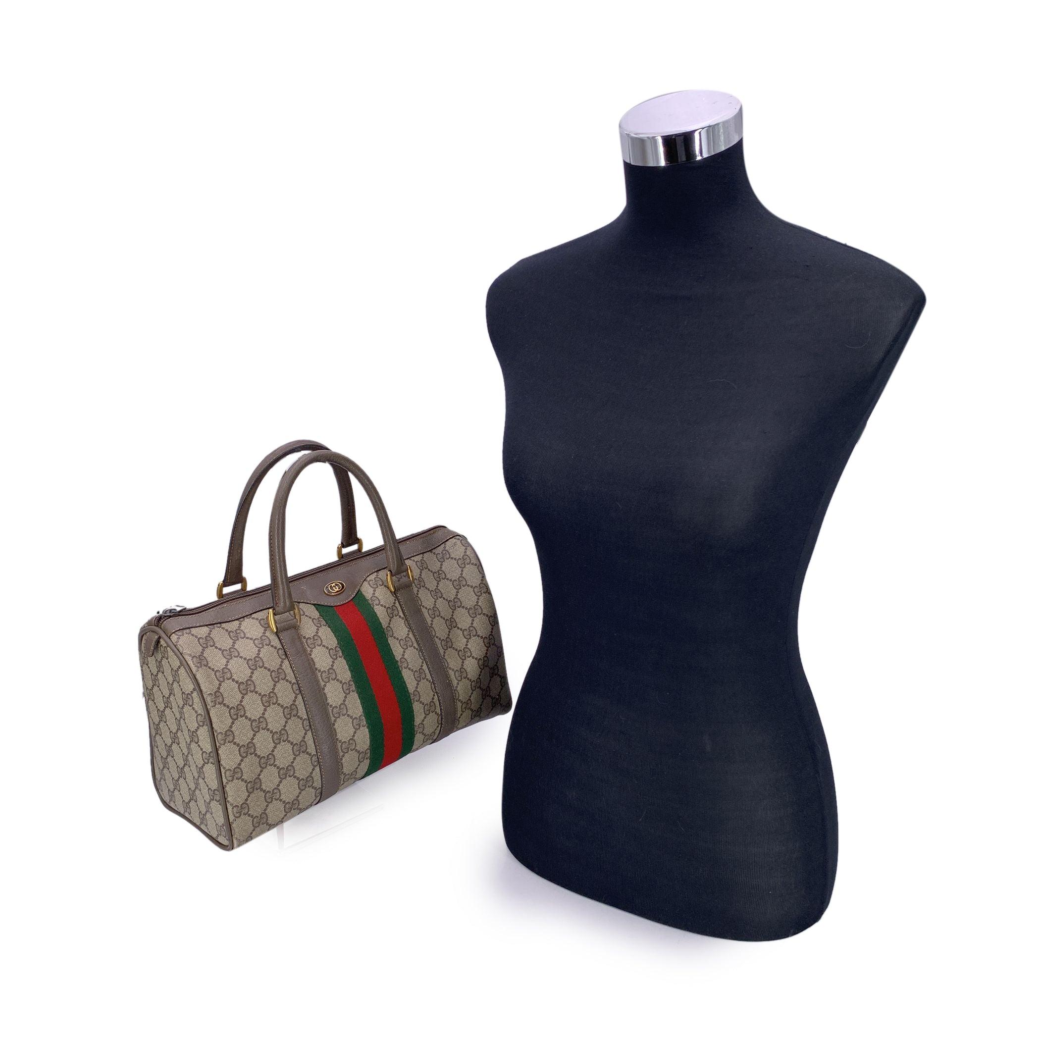 Ce magnifique sac Gucci Boston est un classique intemporel qui allie sans effort style et praticité. Confectionné en cuir et daim marron, le sac est agrémenté de bordures et de poignées en cuir marron, créant ainsi un look raffiné et élégant. Les