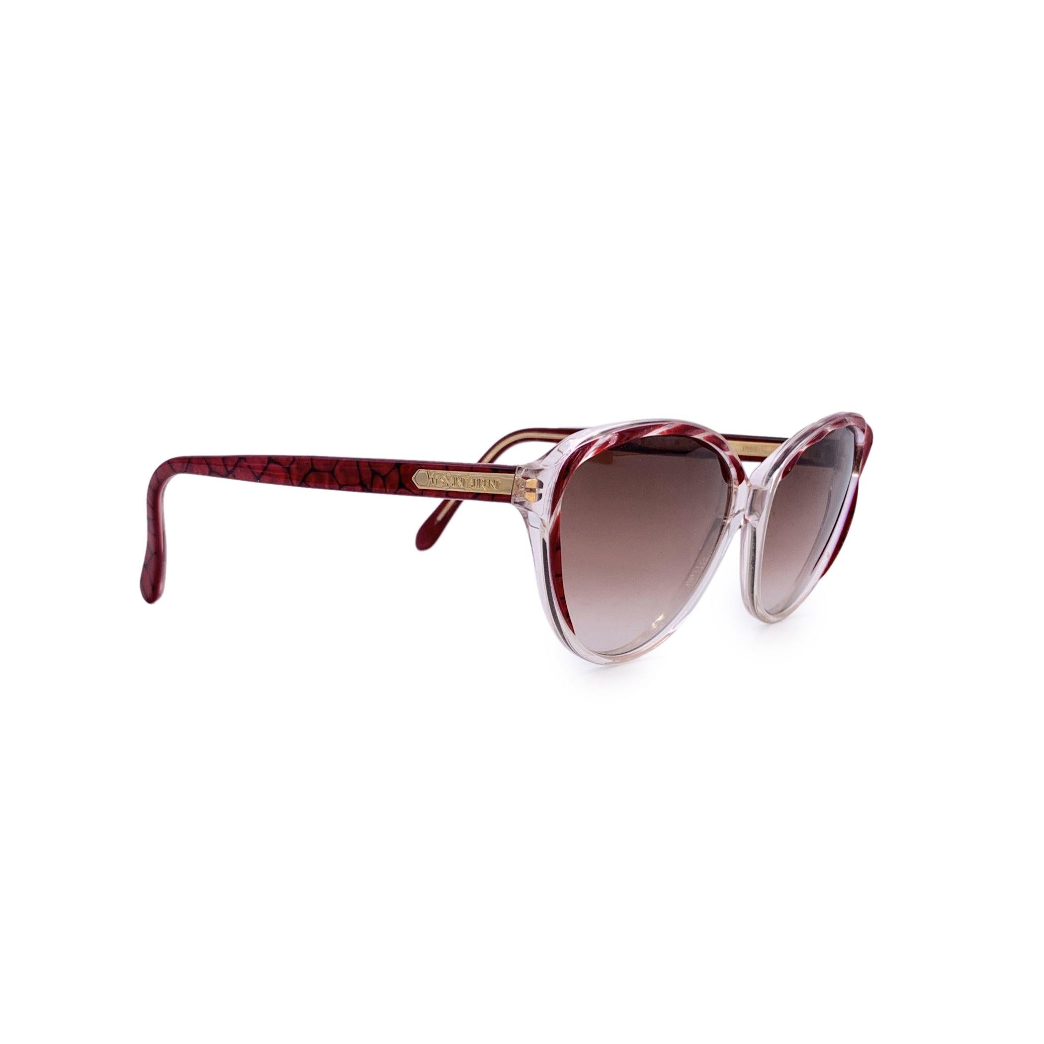 Estas gafas de sol vintage Yves Saint Laurent, modelo Arion, son una llamativa joya del espíritu audaz de la moda de los años 80, y se conservan en perfecto estado: un hallazgo raro y radiante para coleccionistas y conocedores del estilo por igual.