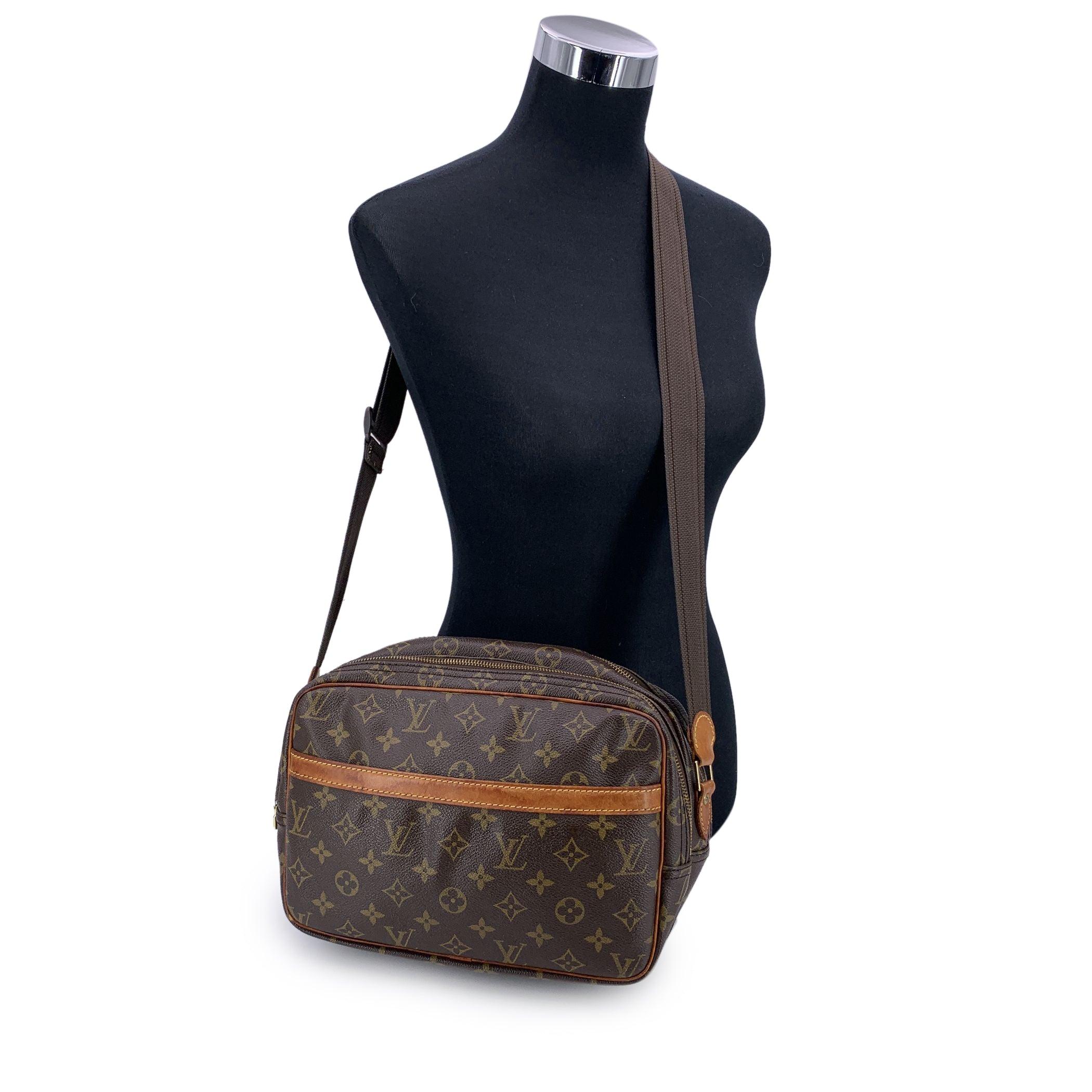 Le 'Reporter PM' de Louis Vuitton est un sac à la fois compact et fonctionnel, confectionné de manière experte dans la toile monogramme emblématique de la marque, avec une bordure en cuir vacchetta naturel. Il est doté d'une grande poche ouverte sur
