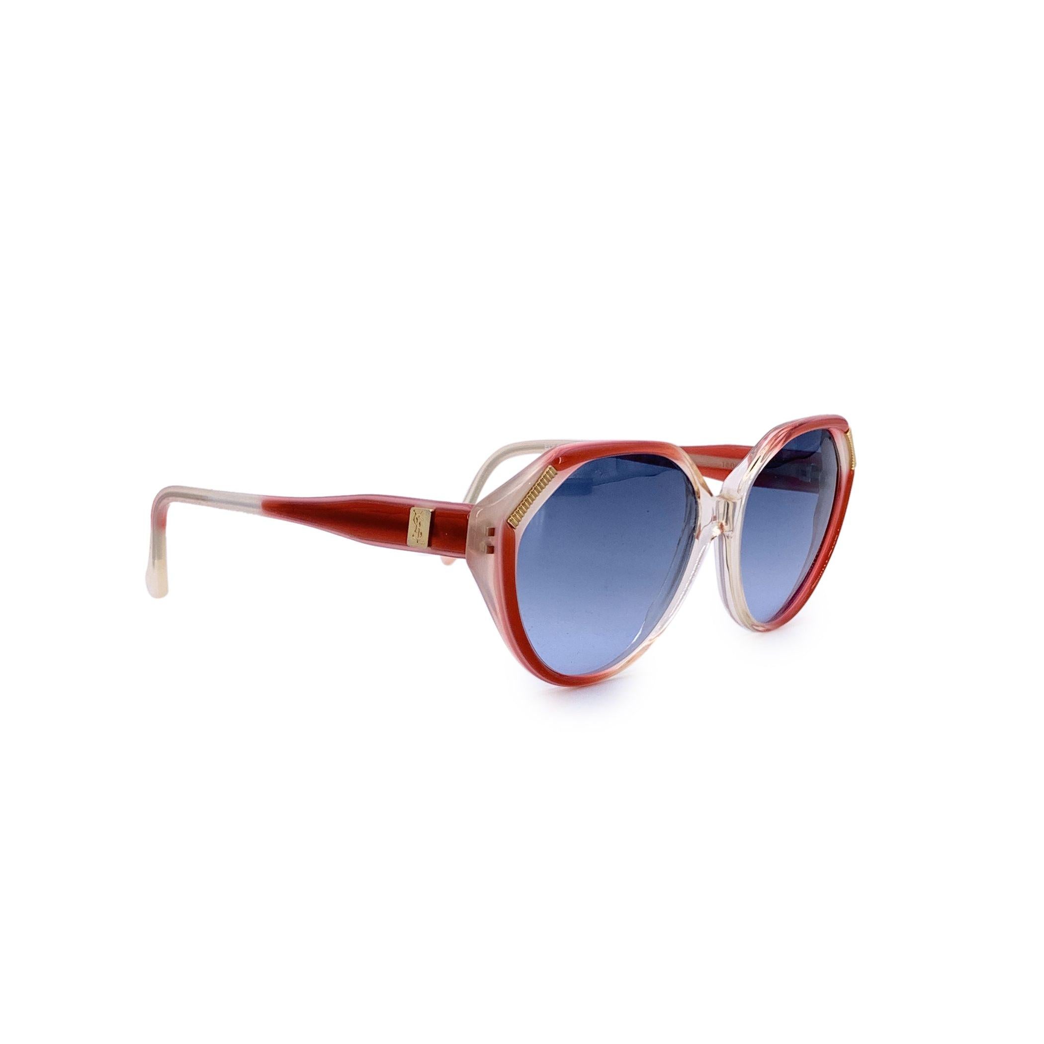 Vientos de estilo: Gafas de sol vintage Yves Saint Laurent EOLE Un verdadero tesoro de los archivos de la moda de los 80, estas gafas de sol vintage Yves Saint Laurent EOLE aportan una brisa de atrevida sofisticación a cualquier colección. Llamada