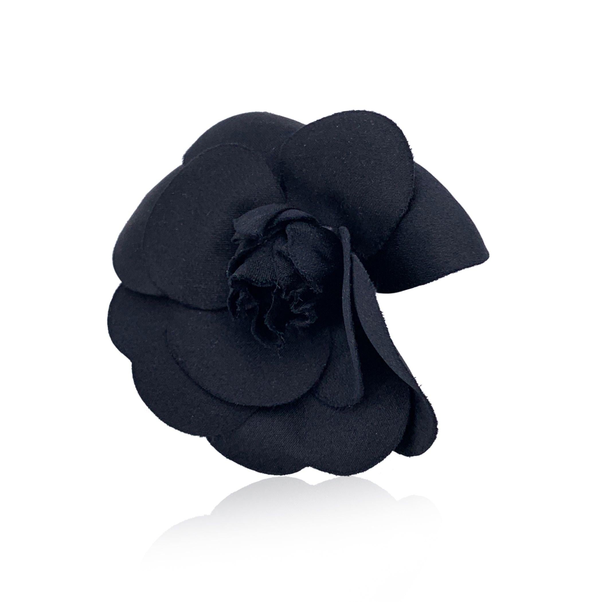 Chanel Vintage Broche Fleur en Soie Noire Camelia Camellia Excellent état - En vente à Rome, Rome