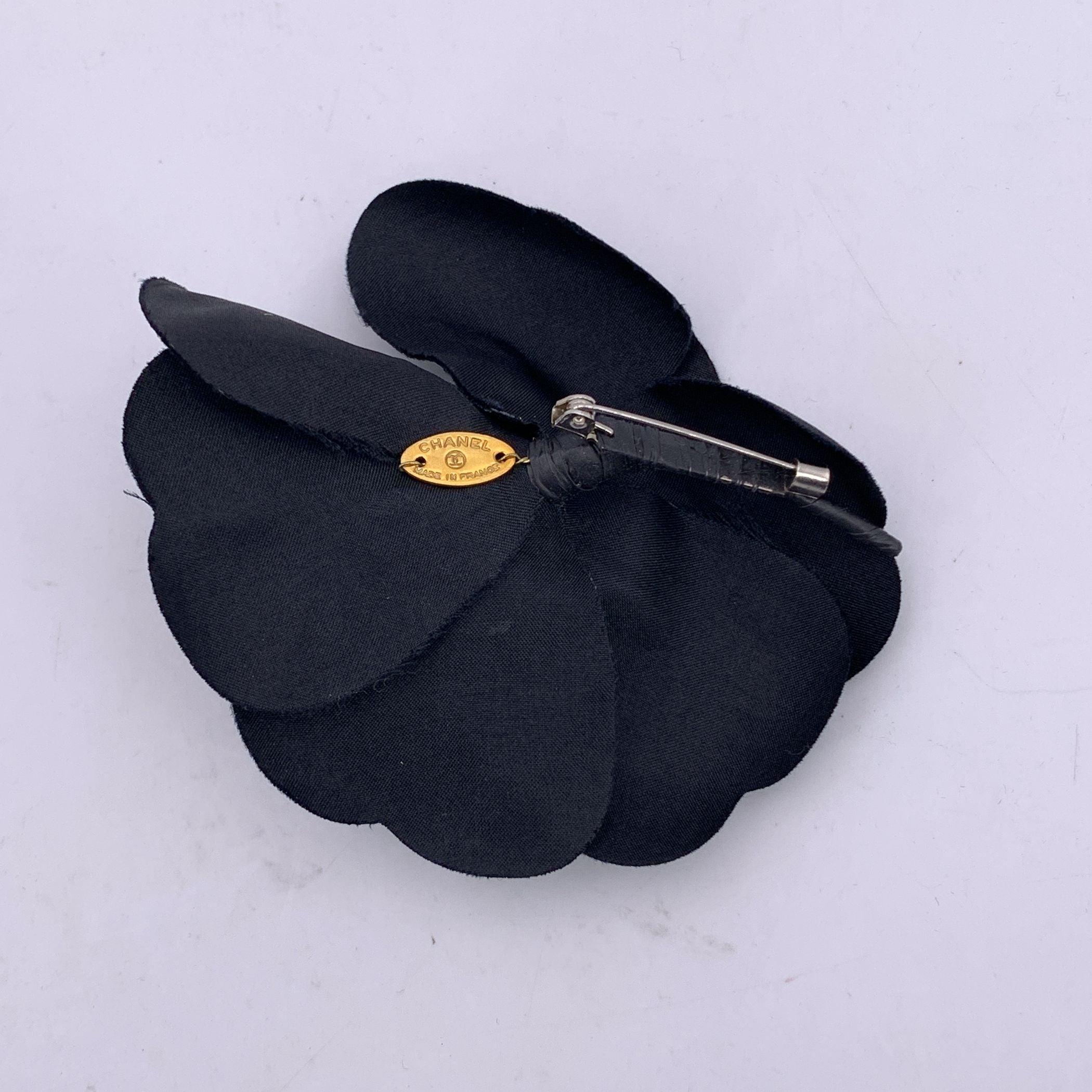 Chanel Vintage Broche Fleur en Soie Noire Camelia Camellia Pour femmes en vente