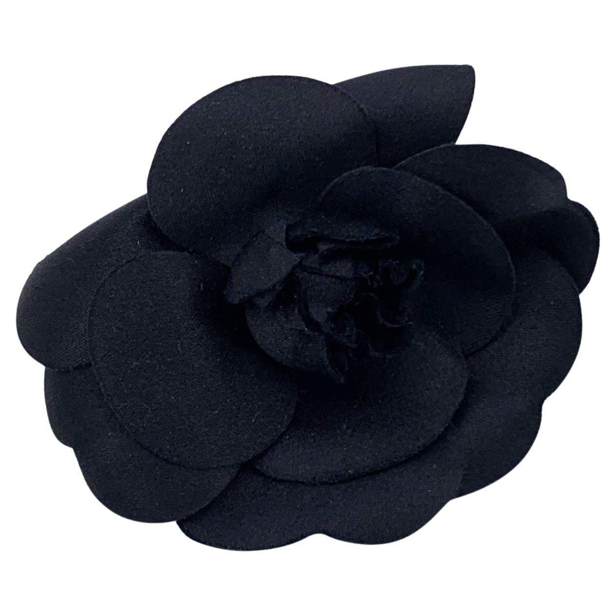 Chanel Vintage Broche Fleur en Soie Noire Camelia Camellia