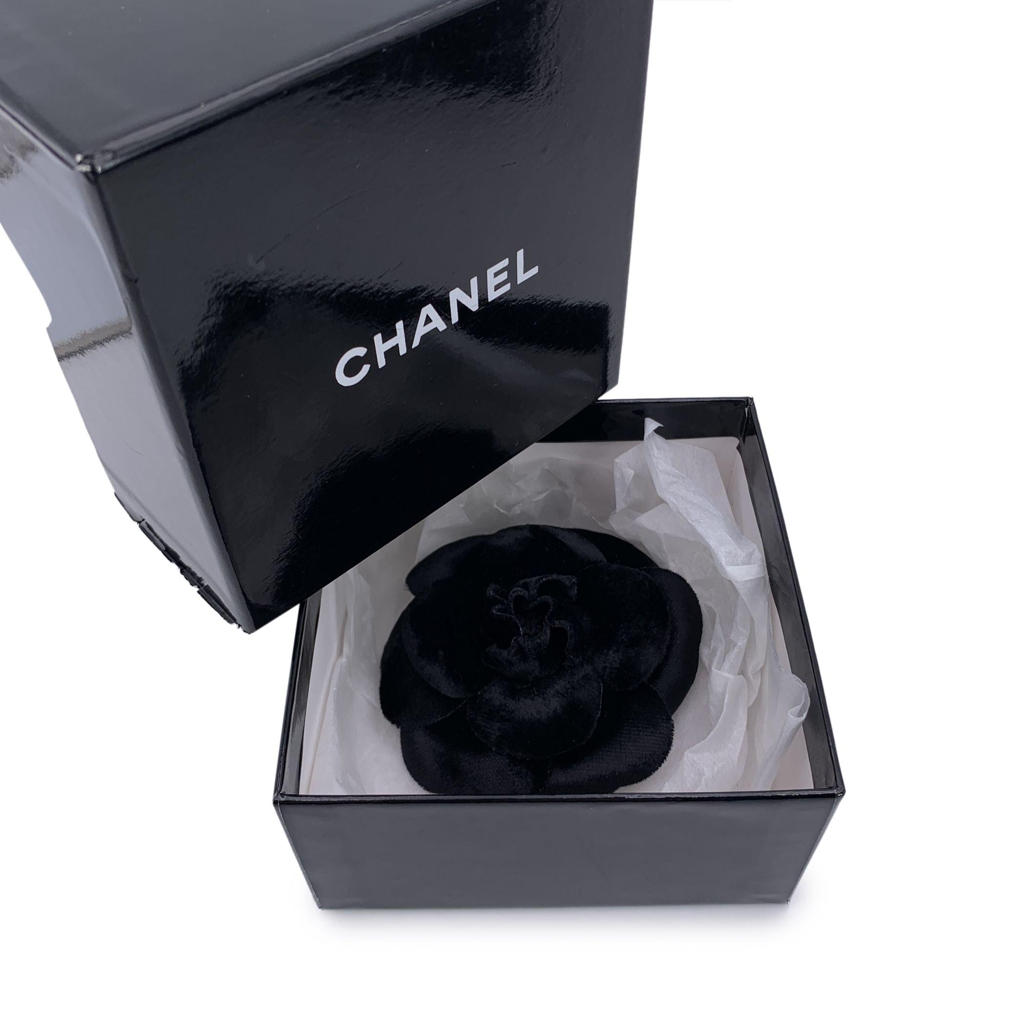 Ajoutez une touche d'élégance intemporelle à votre collection avec cette superbe broche fleur de camélia vintage de Chanel. Réalisée en luxueux velours noir, cette broche est ornée de délicats pétales de camélia qui créent un effet à la fois