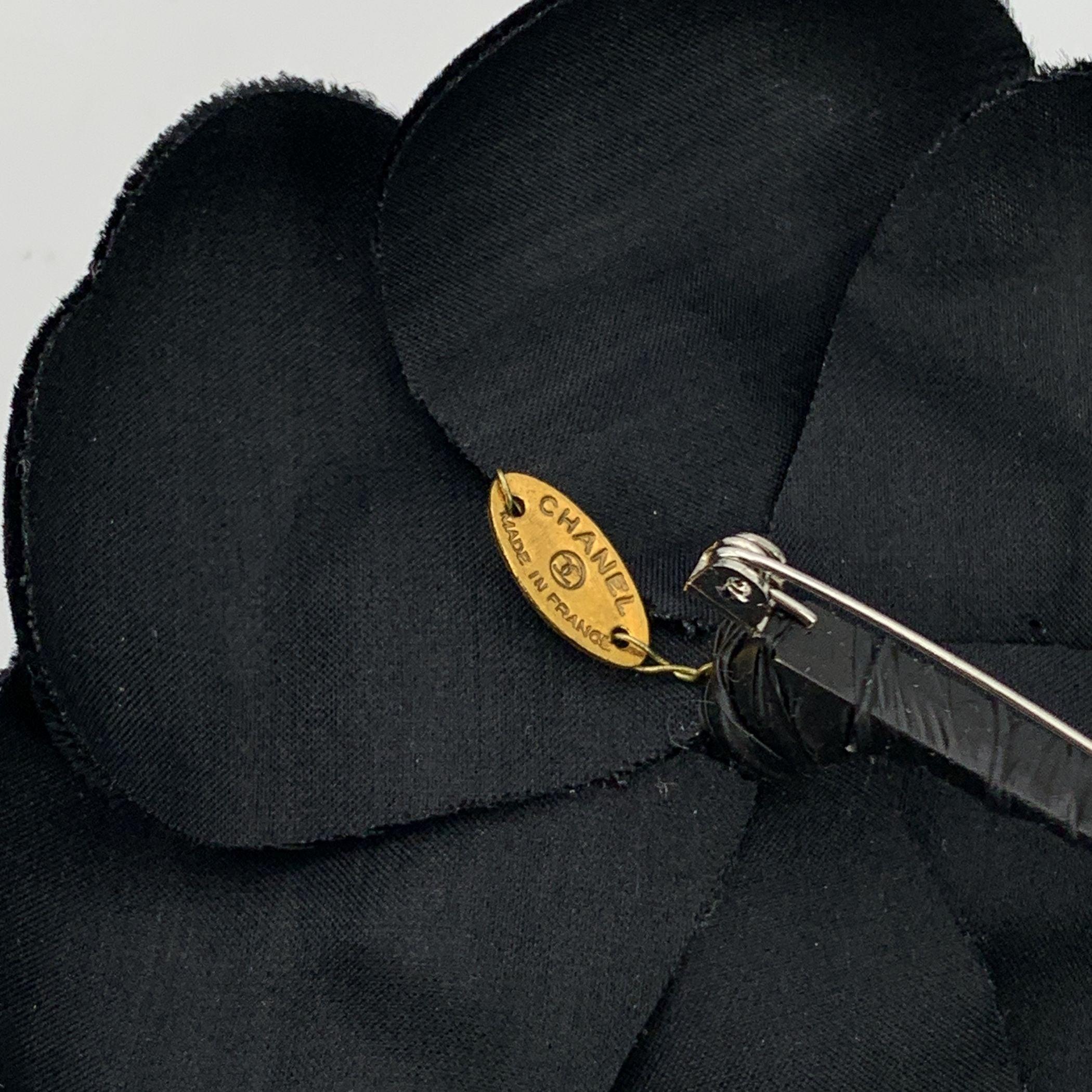 Chanel Vintage Broche Velours Noir Fleur Camelia Camellia en vente 2