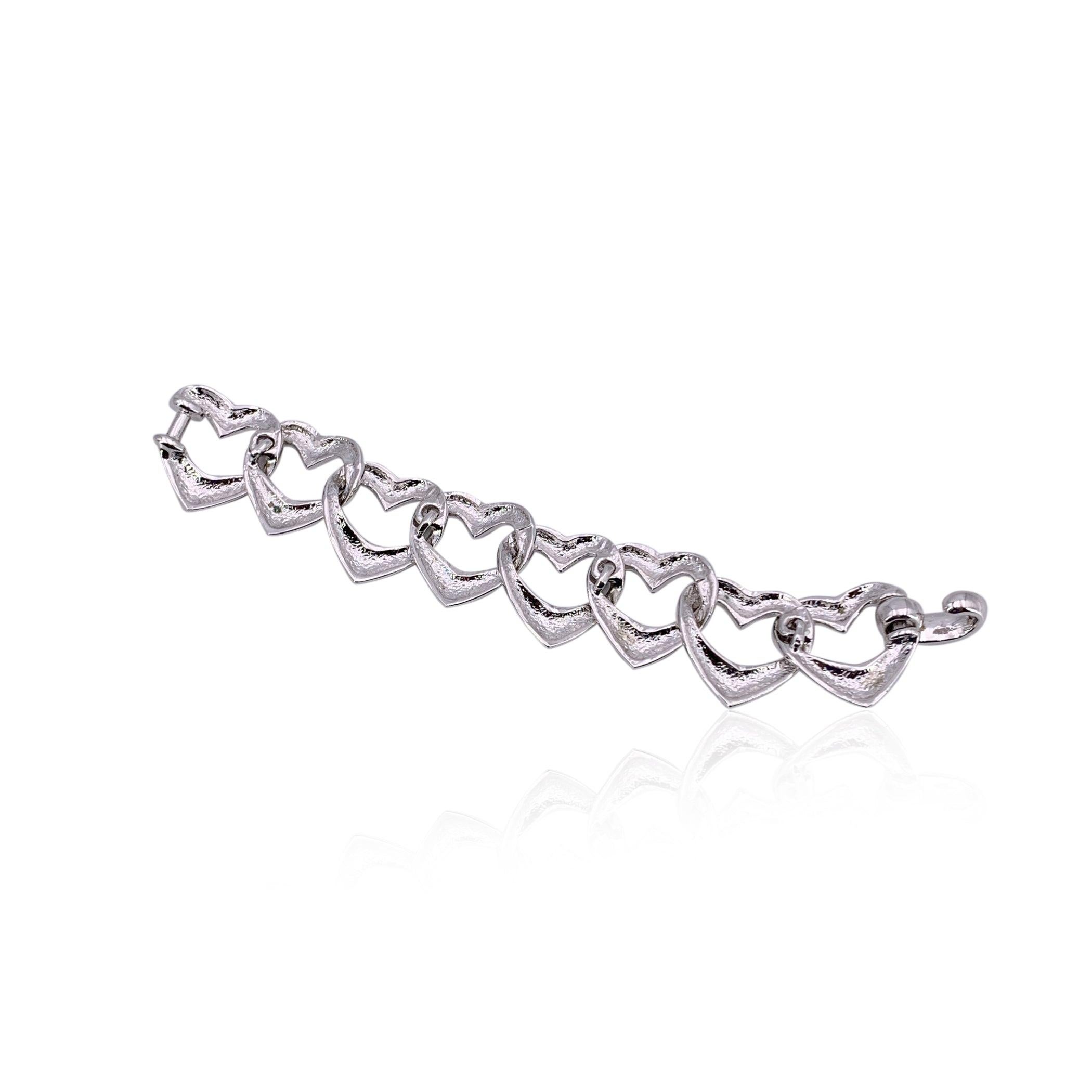 Véritable joyau du passé, ce bracelet vintage Yves Saint Laurent en métal argenté capture le romantisme audacieux de l'époque emblématique de la maison. Conçu dans un charmant motif de maillons de chaîne en forme de cœur, chaque maillon reprend le