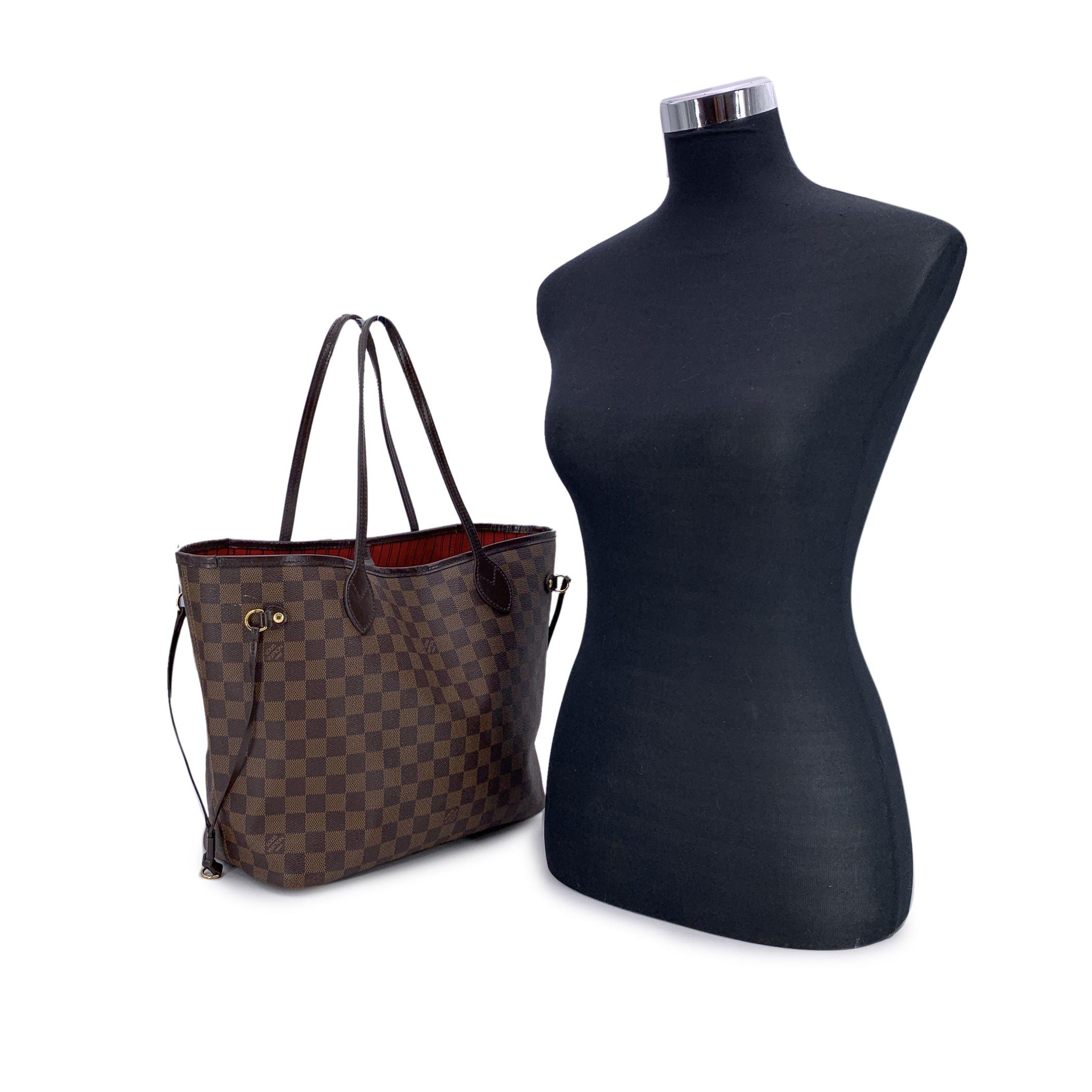 Dieser schöne Artikel wird mit einem Echtheitszertifikat von Entrupy geliefert. Das Zertifikat wird ohne weitere Kosten zur Verfügung gestellt. Die Louis Vuitton Neverfull MM Tote Bag ist eine perfekte Mischung aus Eleganz, Funktionalität und