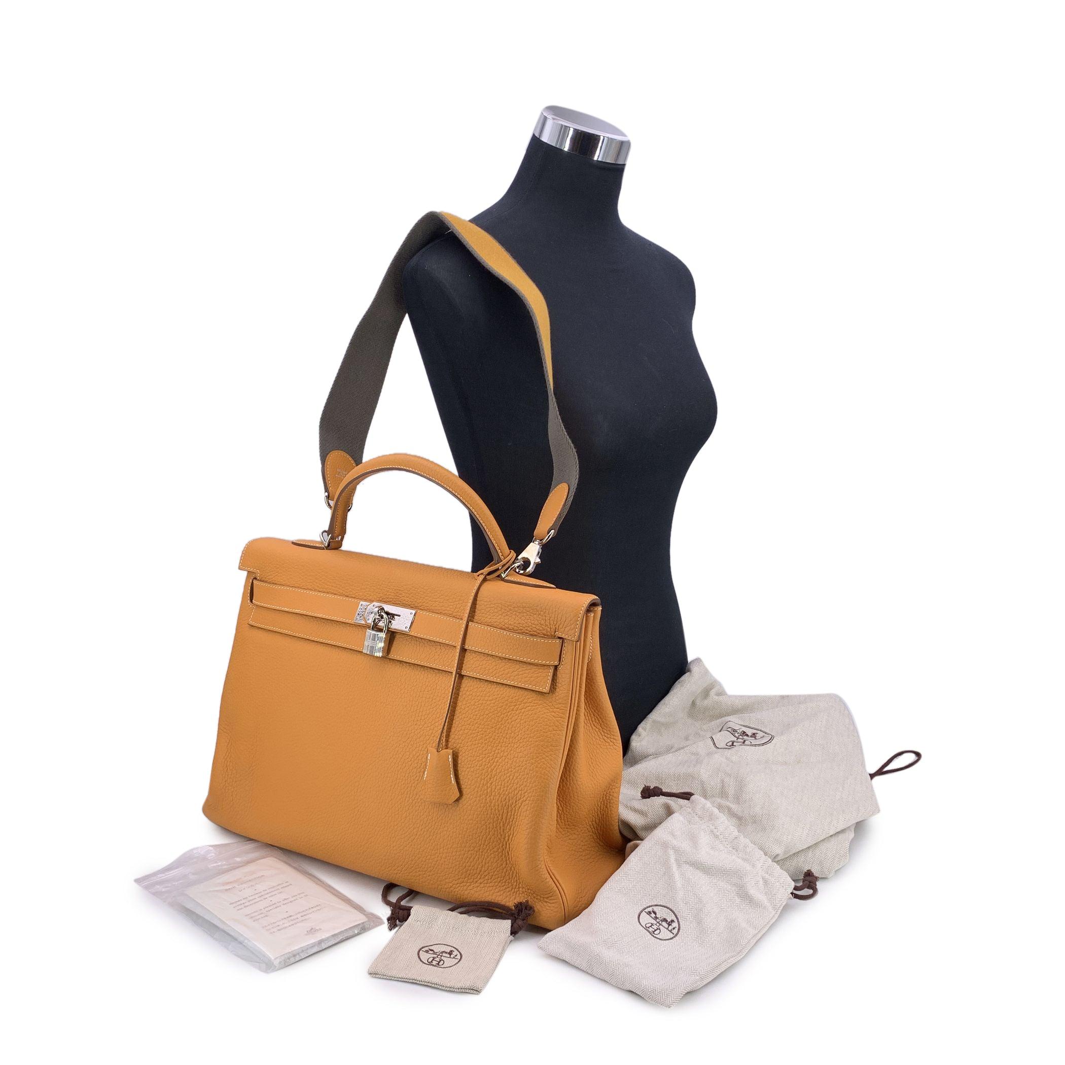 Questa bellissima borsa sarà accompagnata da un certificato di autenticità fornito da Entrupy. Il certificato verrà fornito senza alcun costo aggiuntivo. L'iconica Hermès Kelly 40 Retourne (2014) Entra nella raffinata eredità dell'artigianato