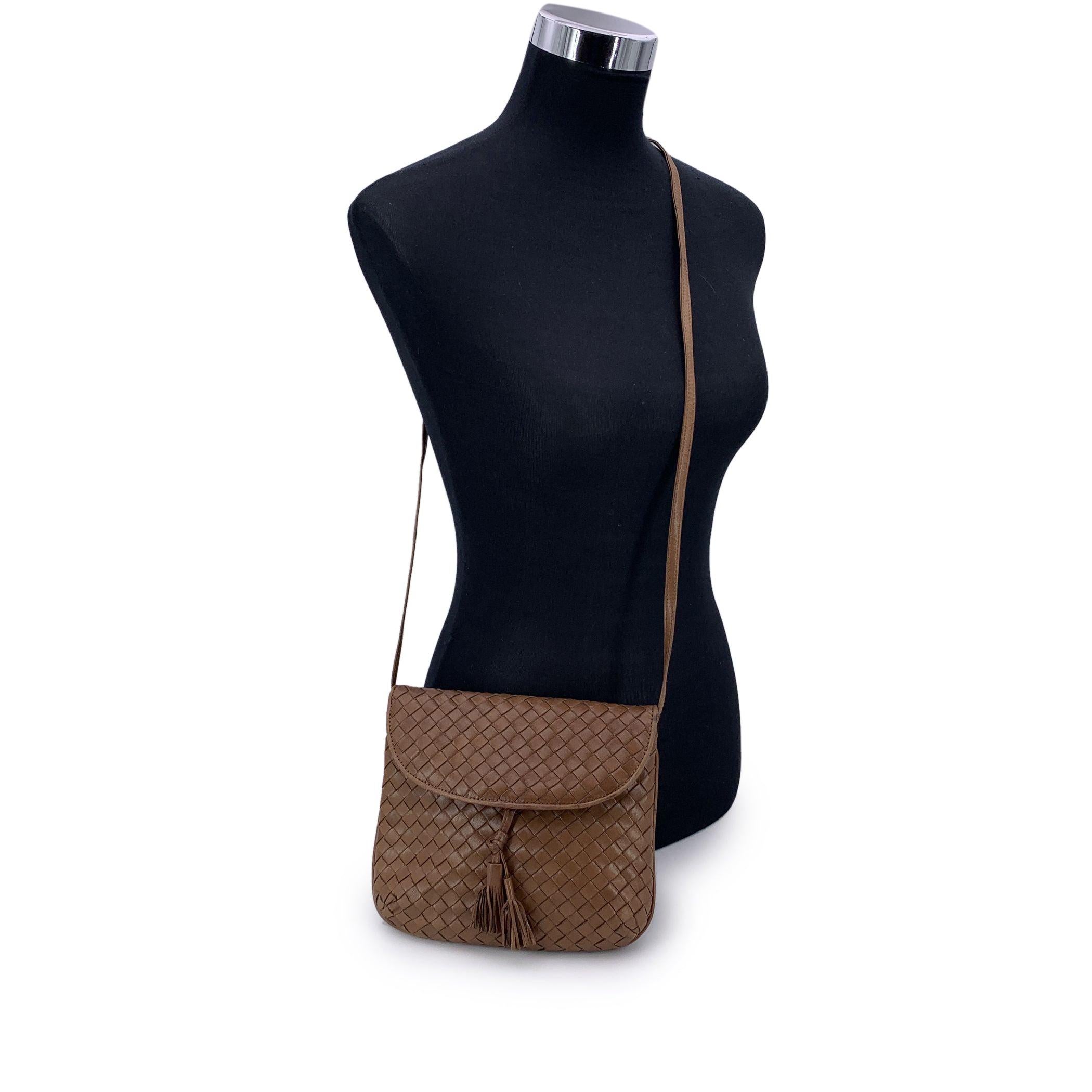 Vintage Bottega Veneta Intrecciato Crossbody - Eleganza intrecciata con fascino senza tempo Un vero e proprio inno al lusso sobrio, questa borsa crossbody vintage di Bottega Veneta sfoggia l'iconica pelle intrecciata del marchio in un ricco marrone.