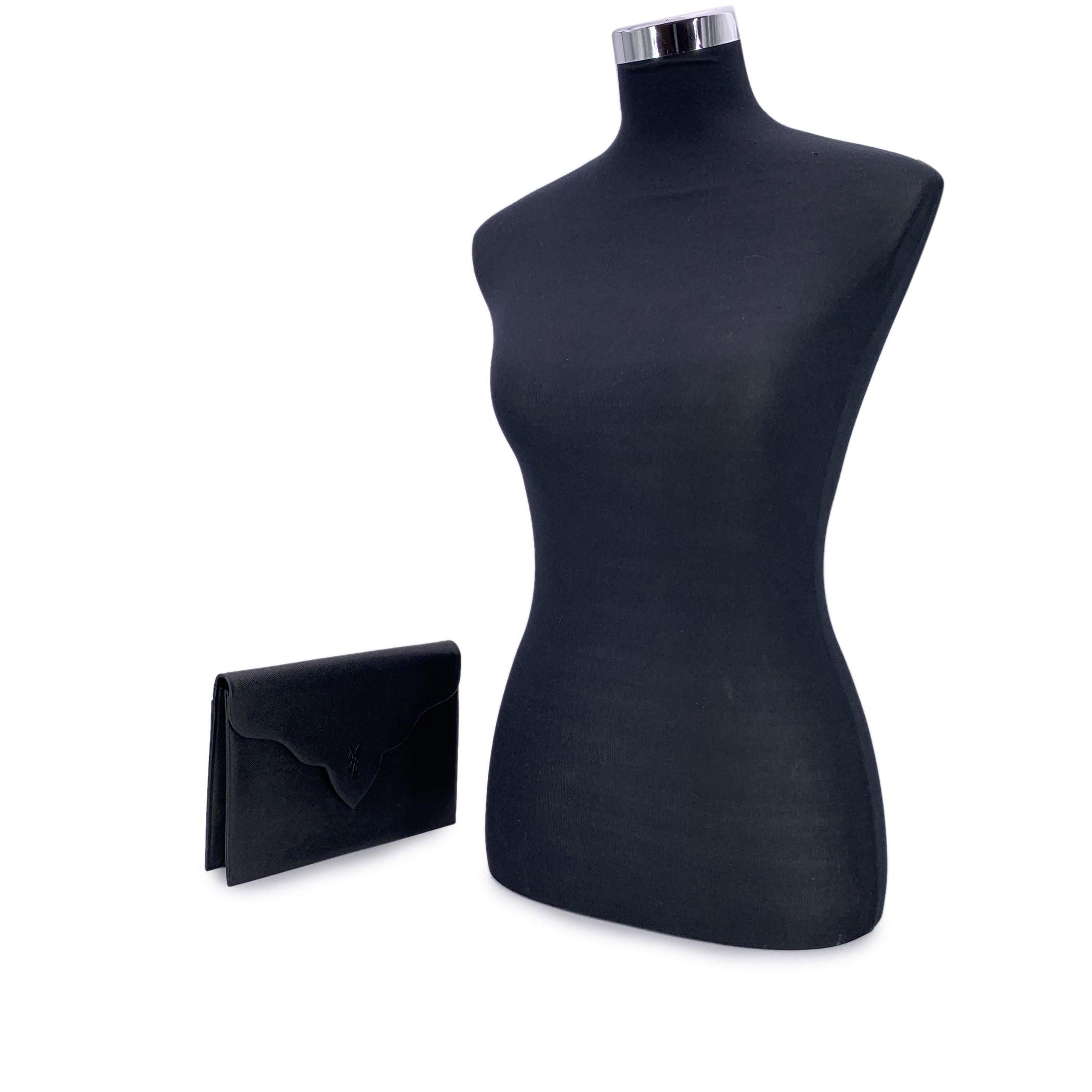 Zeitlose Eleganz mit dieser Yves Saint Laurent Clutch im Vintage-Stil - ein wahres Sinnbild für klassische Pariser Raffinesse. Dieses raffinierte Stück aus geschmeidigem schwarzem Leder erinnert an den unaufdringlichen Glamour vergangener Epochen.