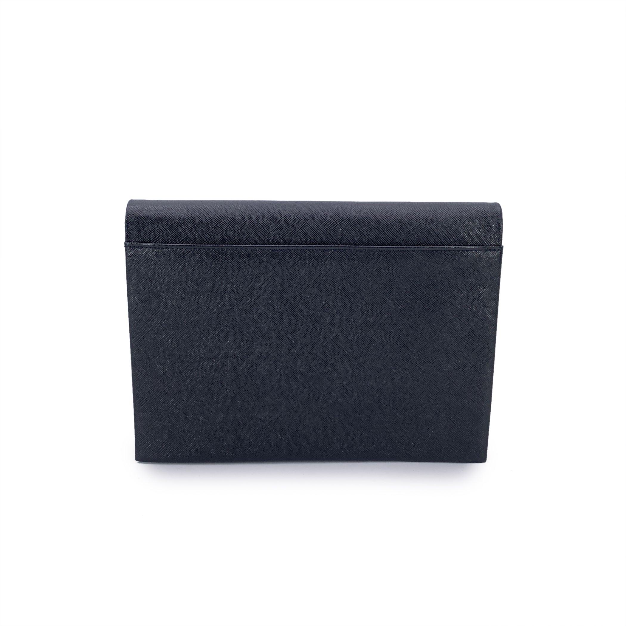 Yves Saint Laurent Vintage Clutch aus schwarzem Leder mit YSL-Logo und Klappe (Schwarz) im Angebot