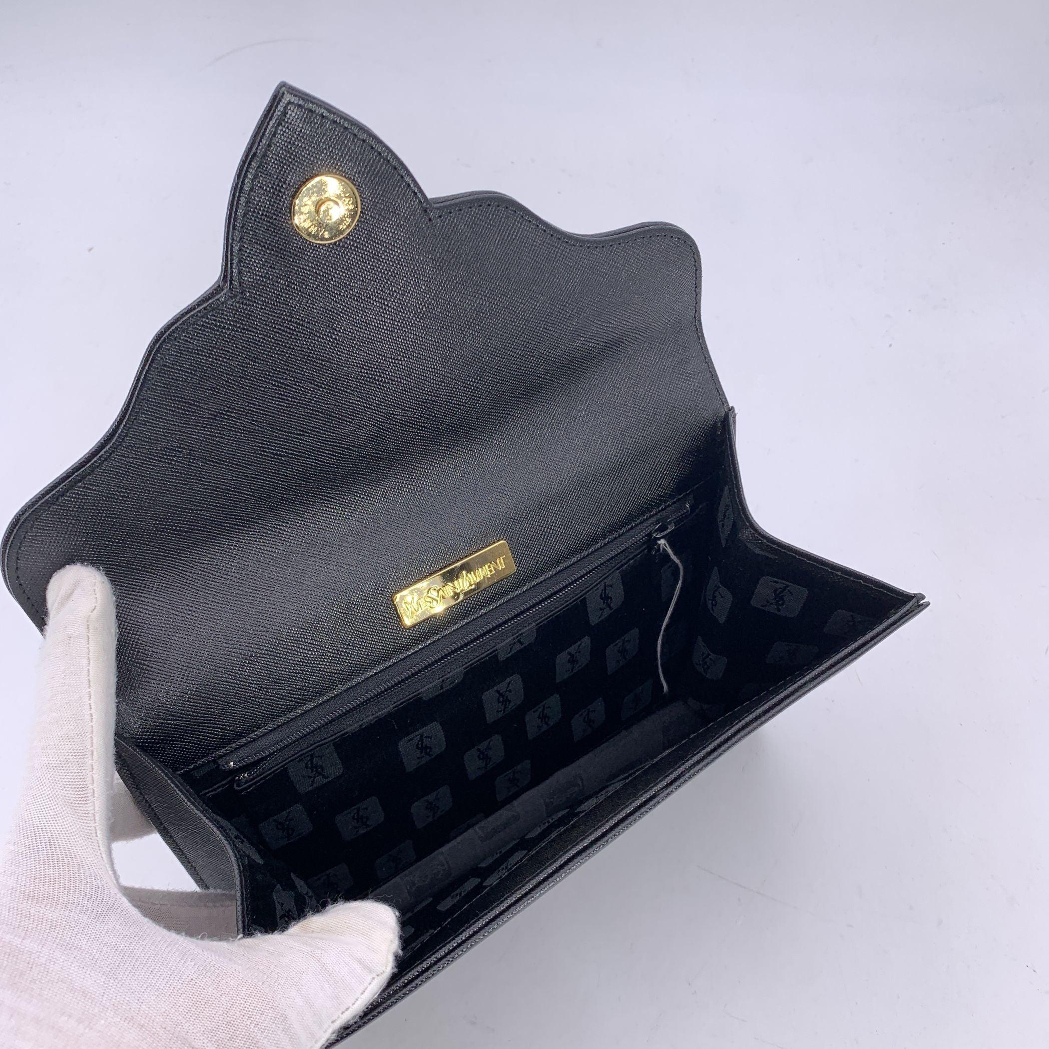 Yves Saint Laurent Vintage Clutch aus schwarzem Leder mit YSL-Logo und Klappe im Zustand „Hervorragend“ im Angebot in Rome, Rome