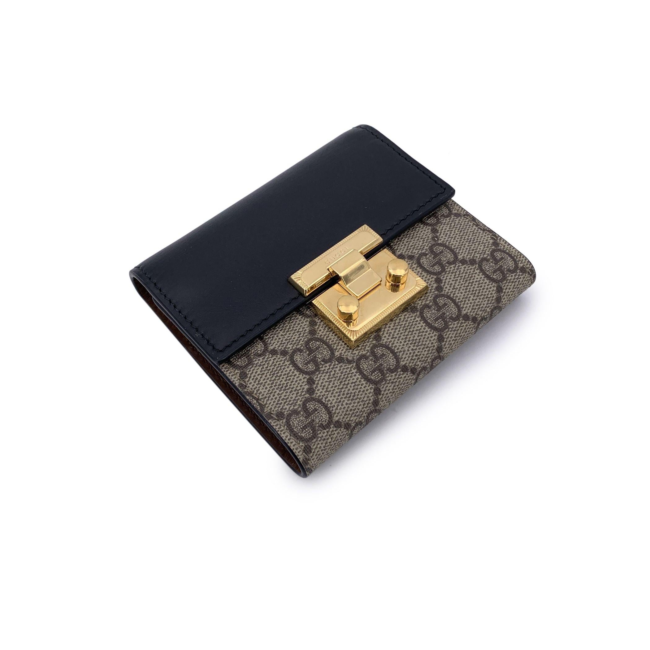 Portefeuille Gucci à cadenas - Un classique chic avec un soupçon d'avant-garde Élégant, structuré et indéniablement stylé, ce portefeuille Gucci à cadenas est une pièce remarquable de l'ère vintage la plus moderne de la maison. Confectionné en toile