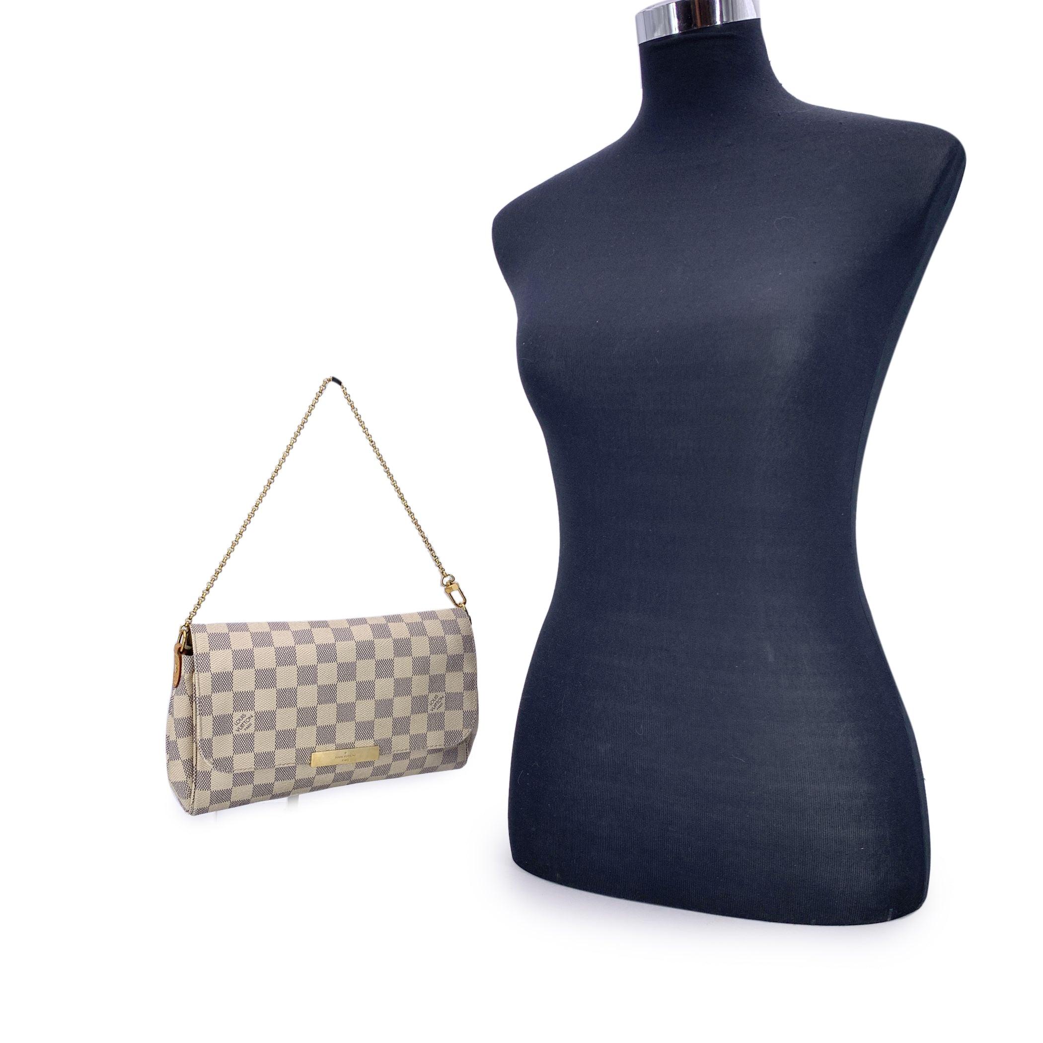 Dieser schöne Artikel wird mit einem Echtheitszertifikat von Entrupy geliefert. Das Zertifikat wird kostenlos zur Verfügung gestellt Die Louis Vuitton Favorite MM in Damier Azur ist eine Tasche, die ihrem Namen alle Ehre macht - mühelos stilvoll,