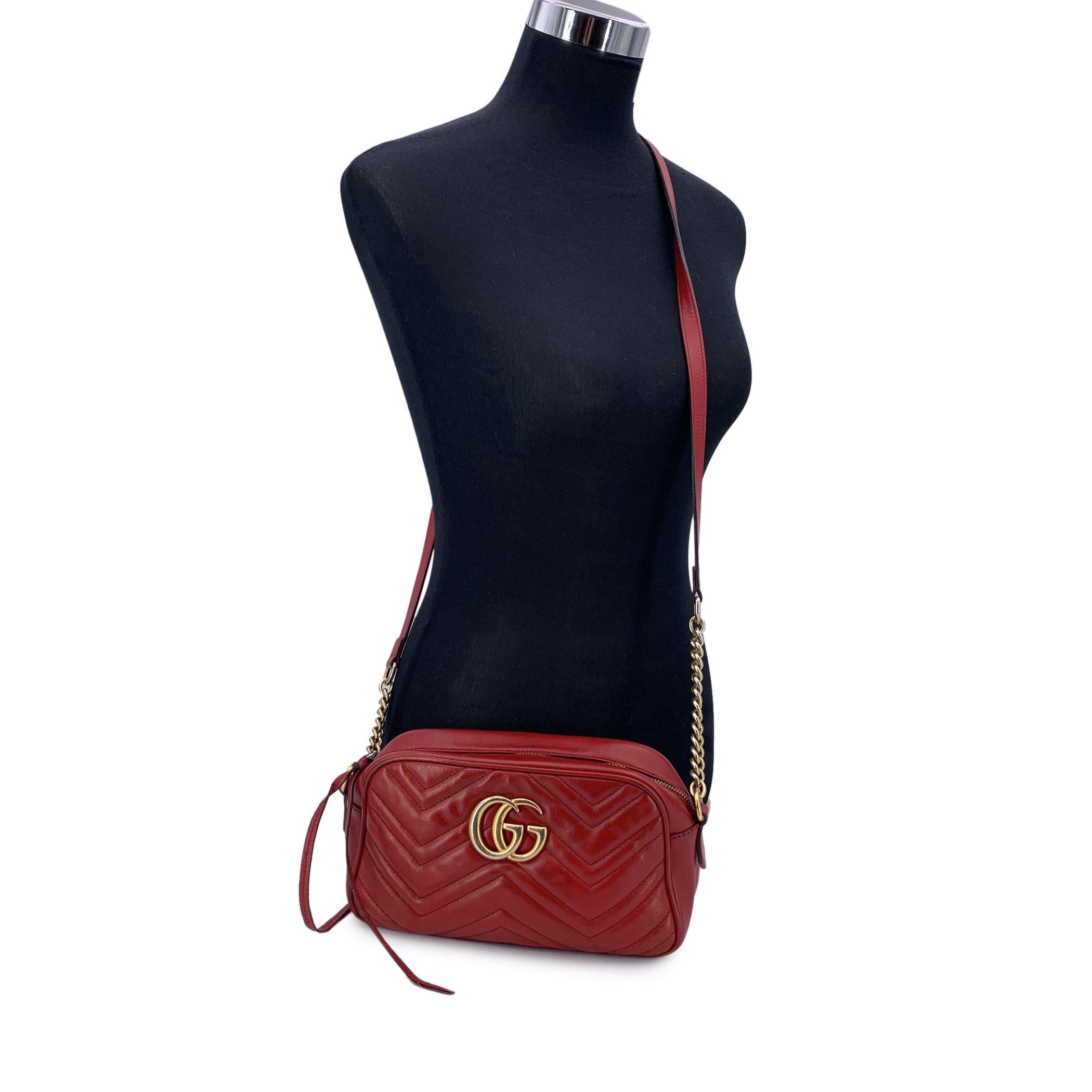 Esta hermosa Bolsa vendrá con un Certificado de Autenticidad proporcionado por Entrupy. El certificado se entregará sin coste alguno. Adéntrate en la elegancia italiana atemporal con este bolso bandolera Gucci GG Marmont Small, un codiciado icono de