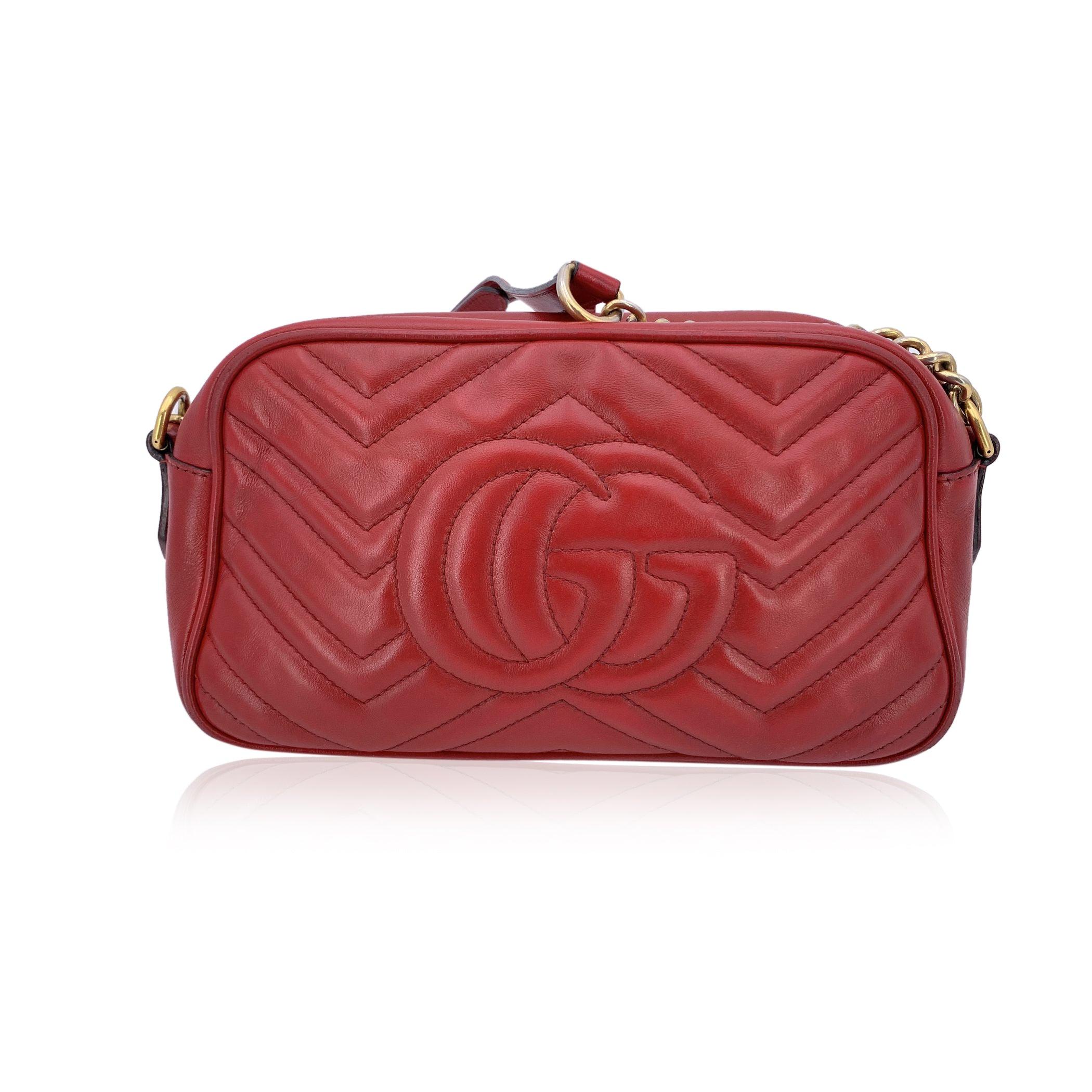 Bolso de hombro con cámara GG Marmont Matelassè pequeño de piel roja de Gucci Marrón en venta
