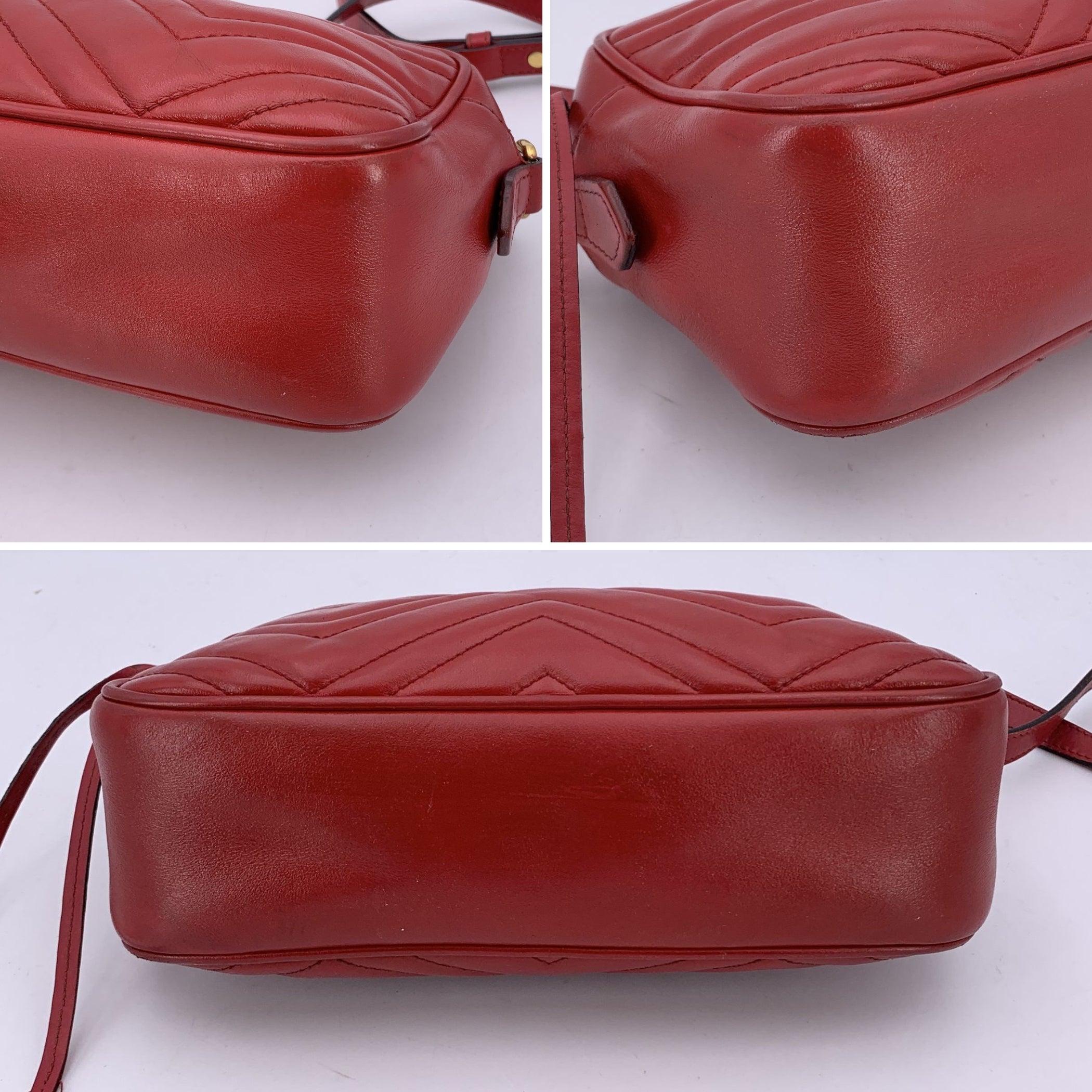 De las mujeres Bolso de hombro con cámara GG Marmont Matelassè pequeño de piel roja de Gucci en venta
