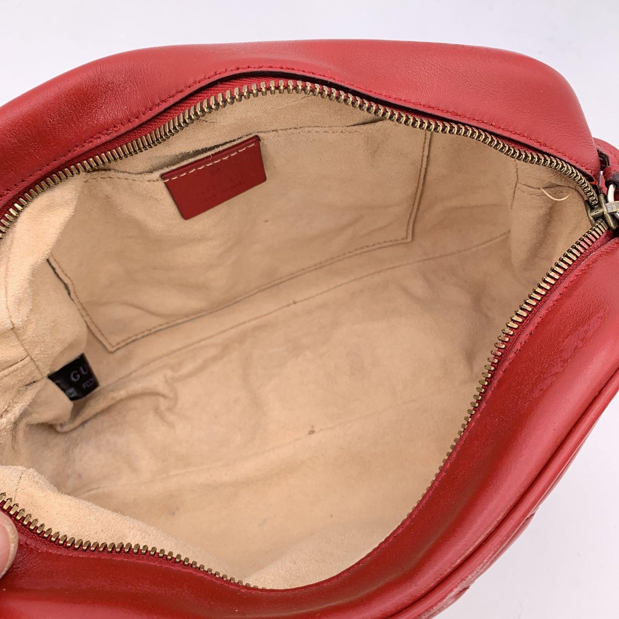 Bolso de hombro con cámara GG Marmont Matelassè pequeño de piel roja de Gucci en venta 1