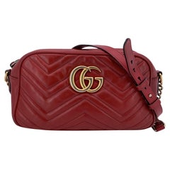 Gucci Kleine GG Marmont Matelassè Kamera-Umhängetasche aus rotem Leder